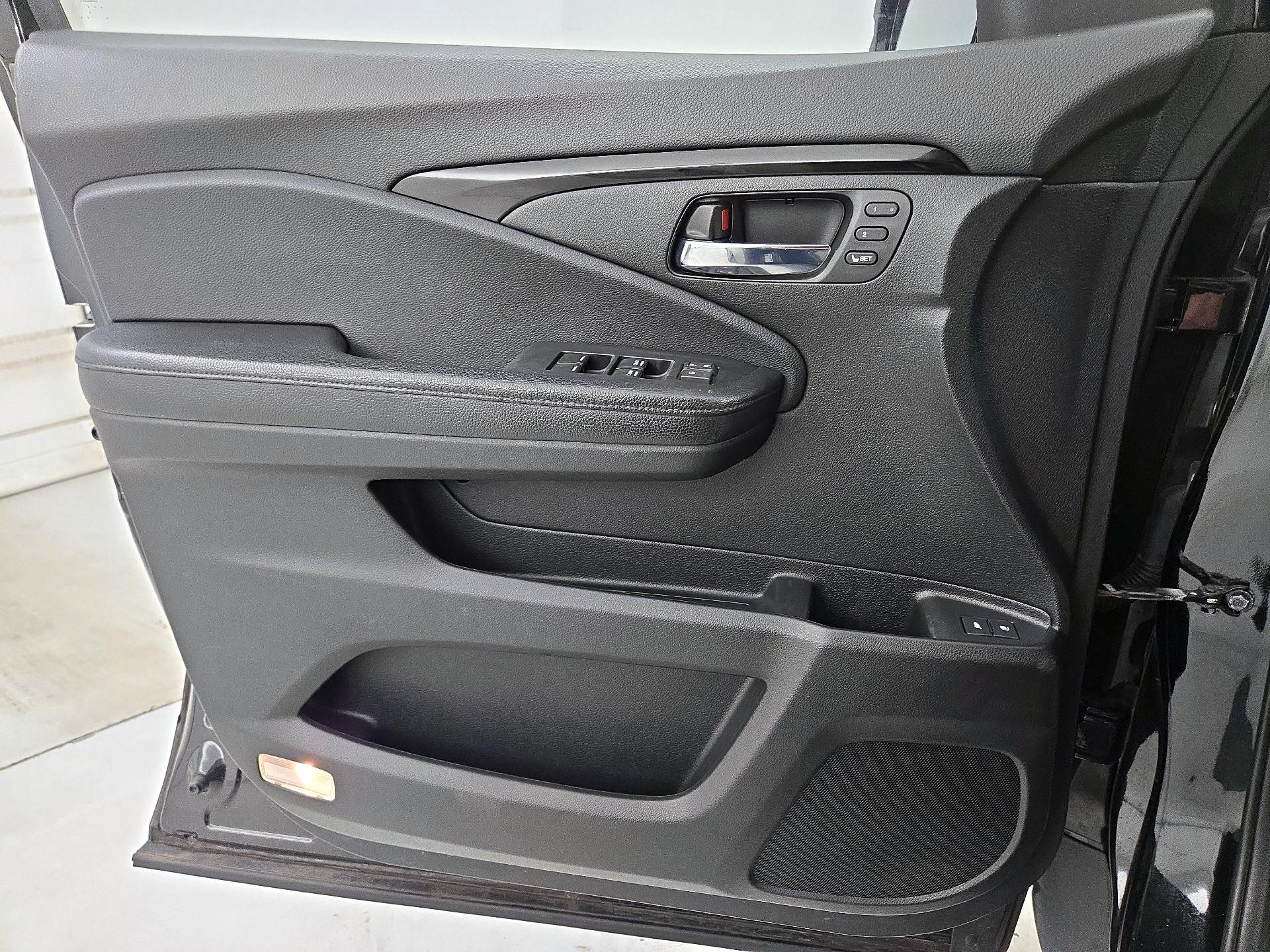 Thumbnail: 2017 Honda Pilot - 12