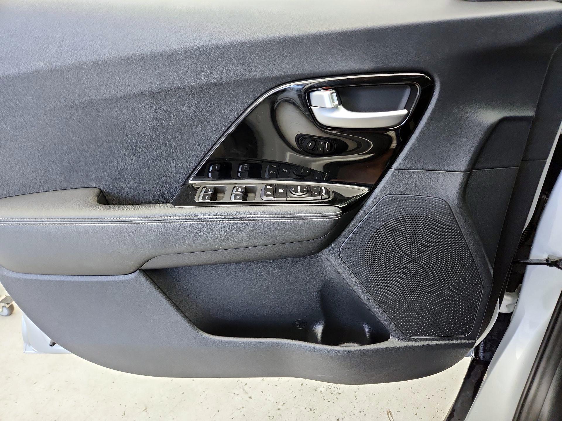 Thumbnail: 2020 Kia Niro - 12