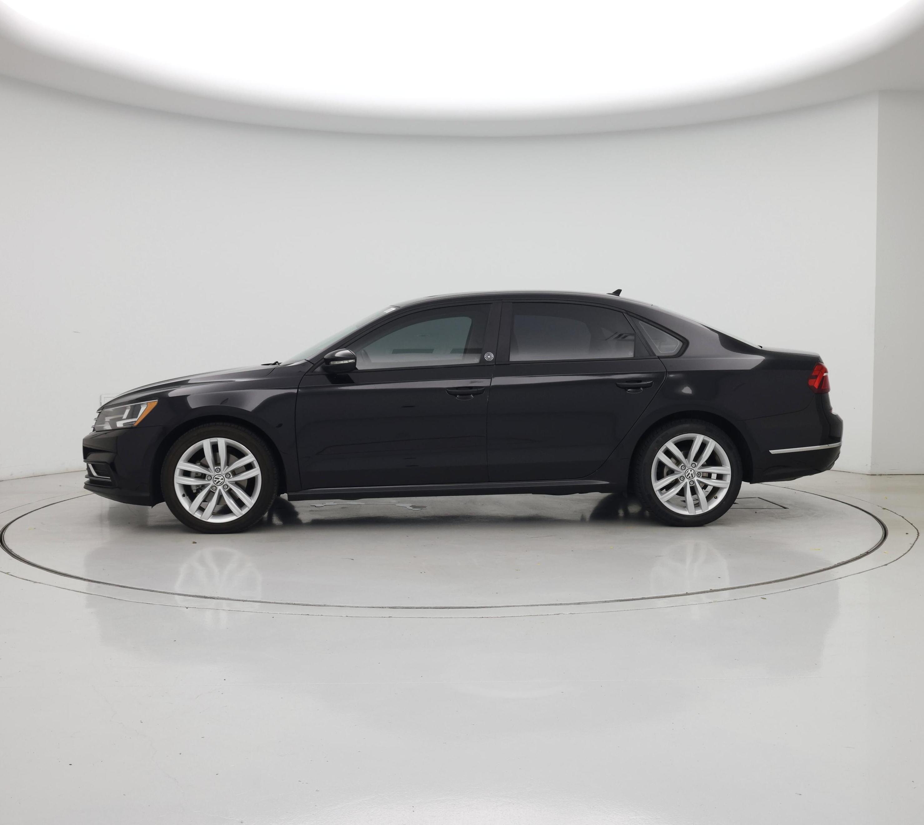 Thumbnail: 2019 Volkswagen Passat - 3