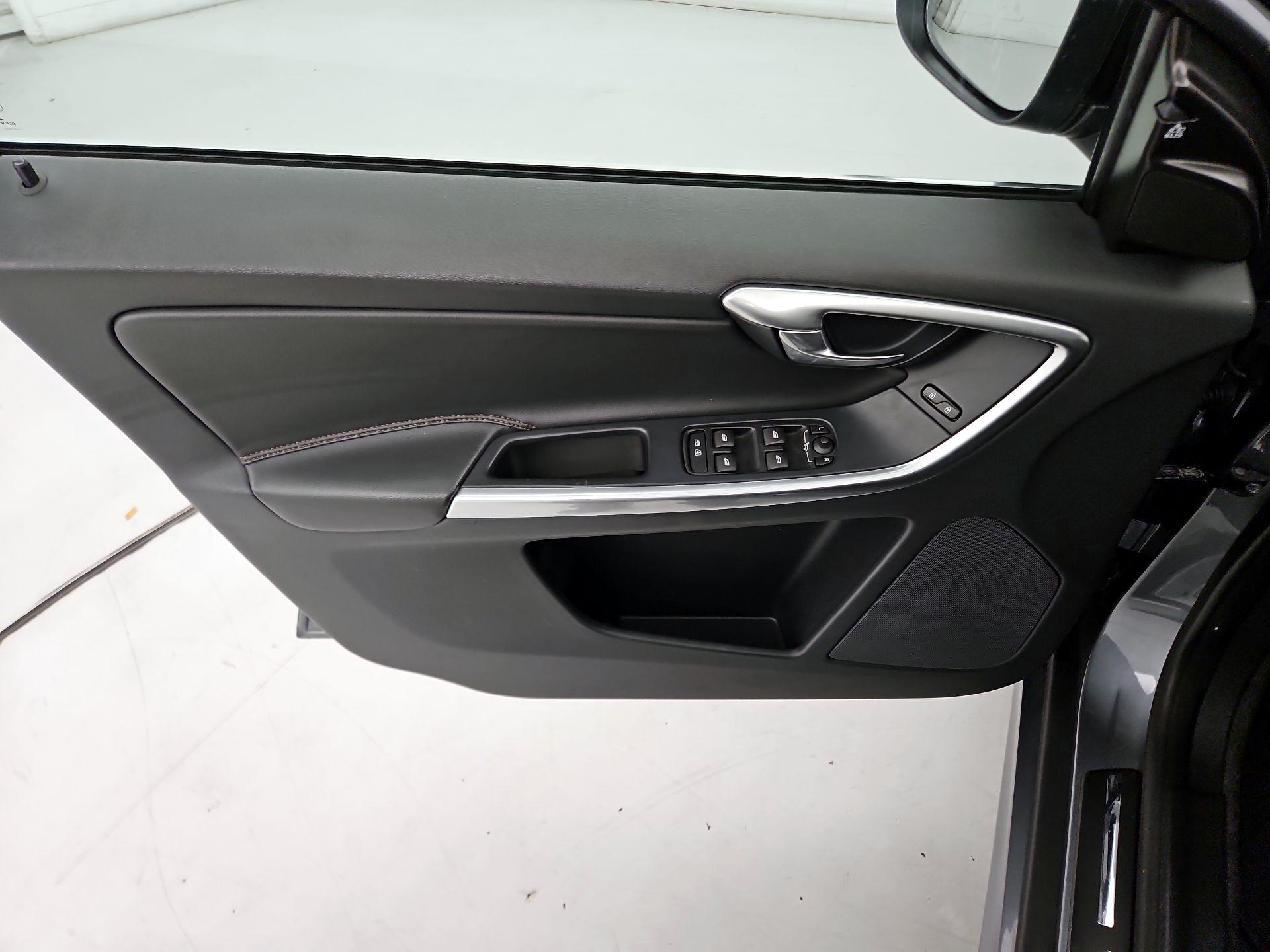 Thumbnail: 2017 Volvo XC60 - 12