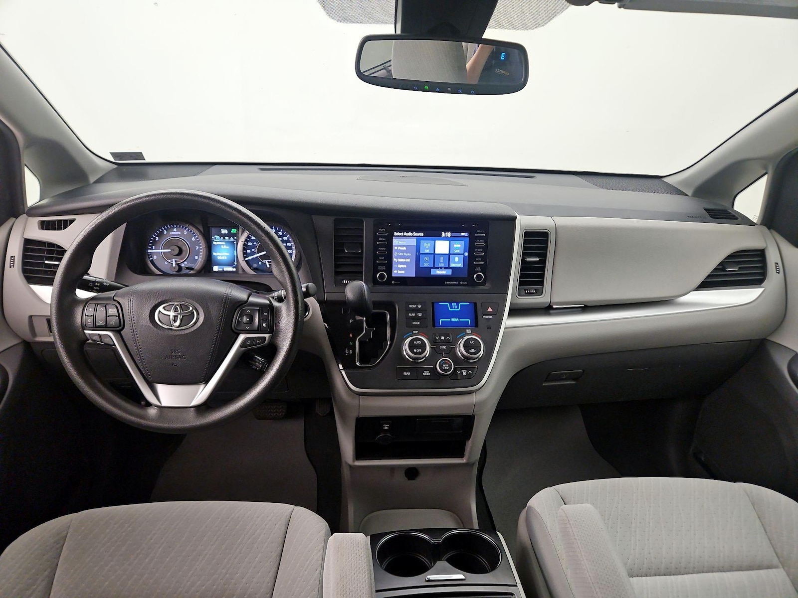 2020 Toyota Sienna LE - Photo 10