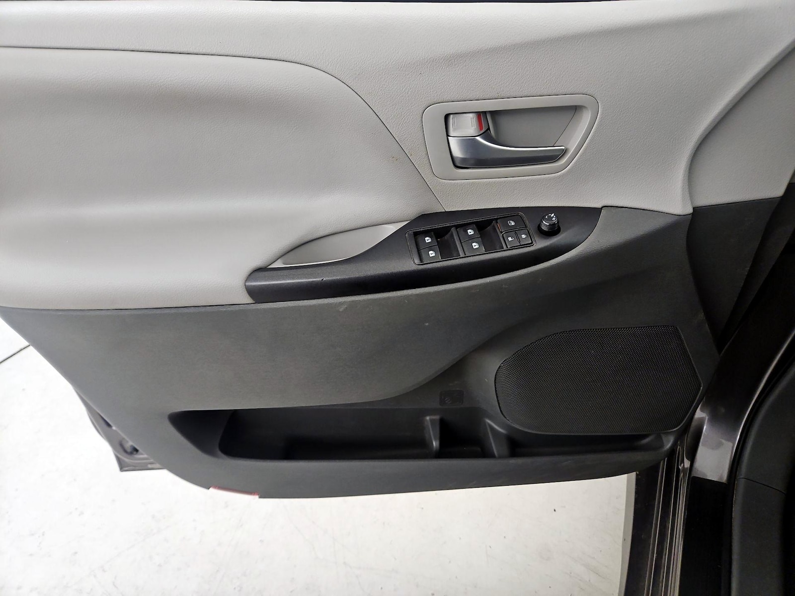 2020 Toyota Sienna LE - Photo 13