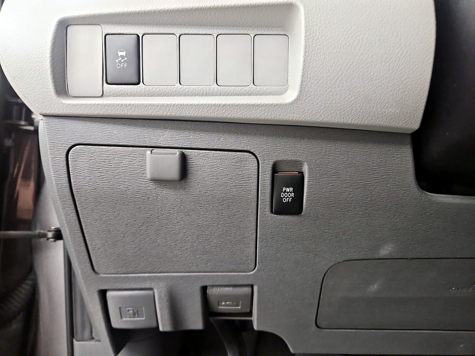 2020 Toyota Sienna LE - Photo 14