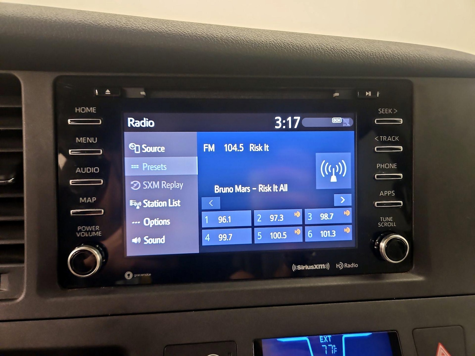 2020 Toyota Sienna LE - Photo 17