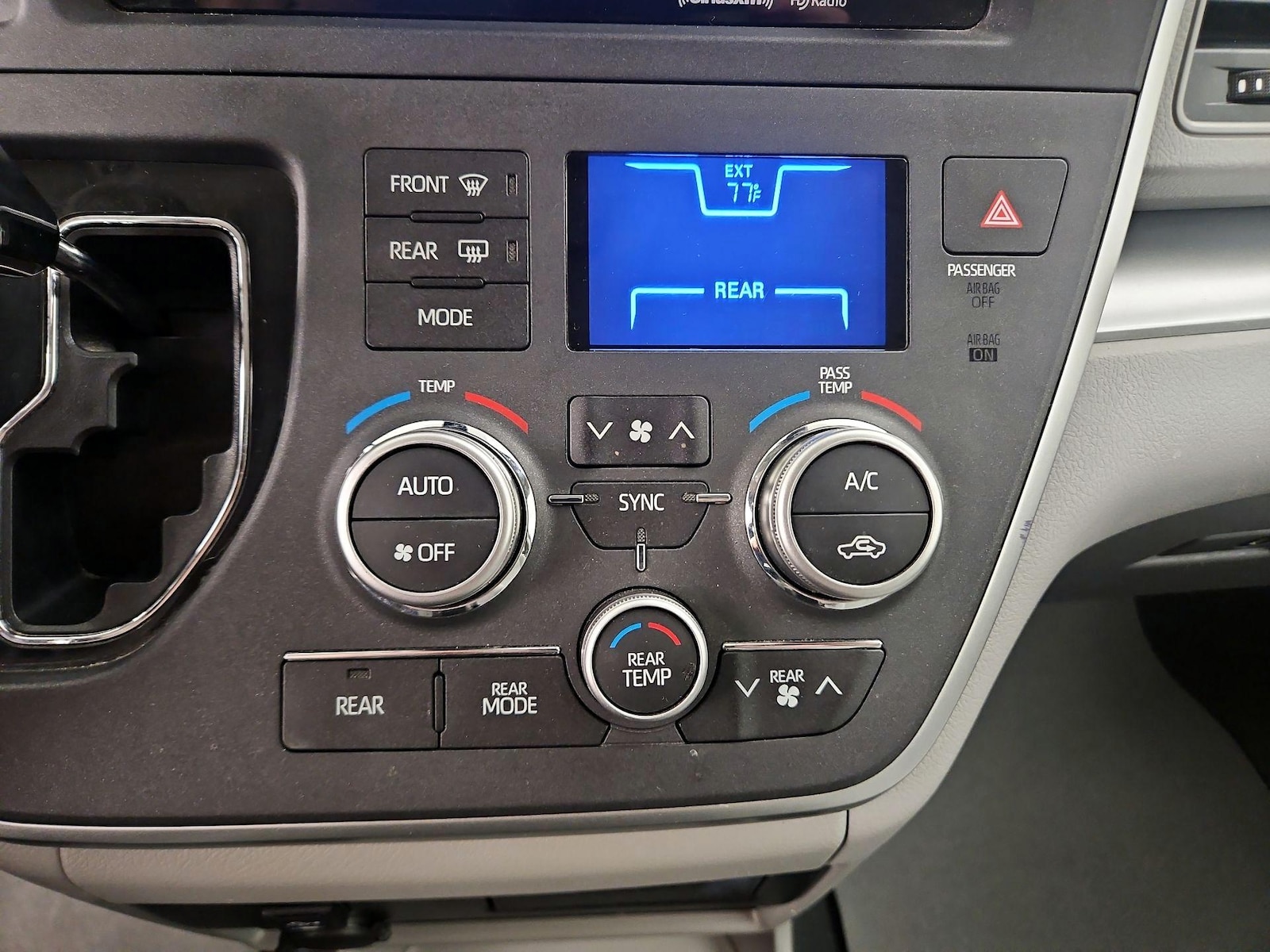 2020 Toyota Sienna LE - Photo 18