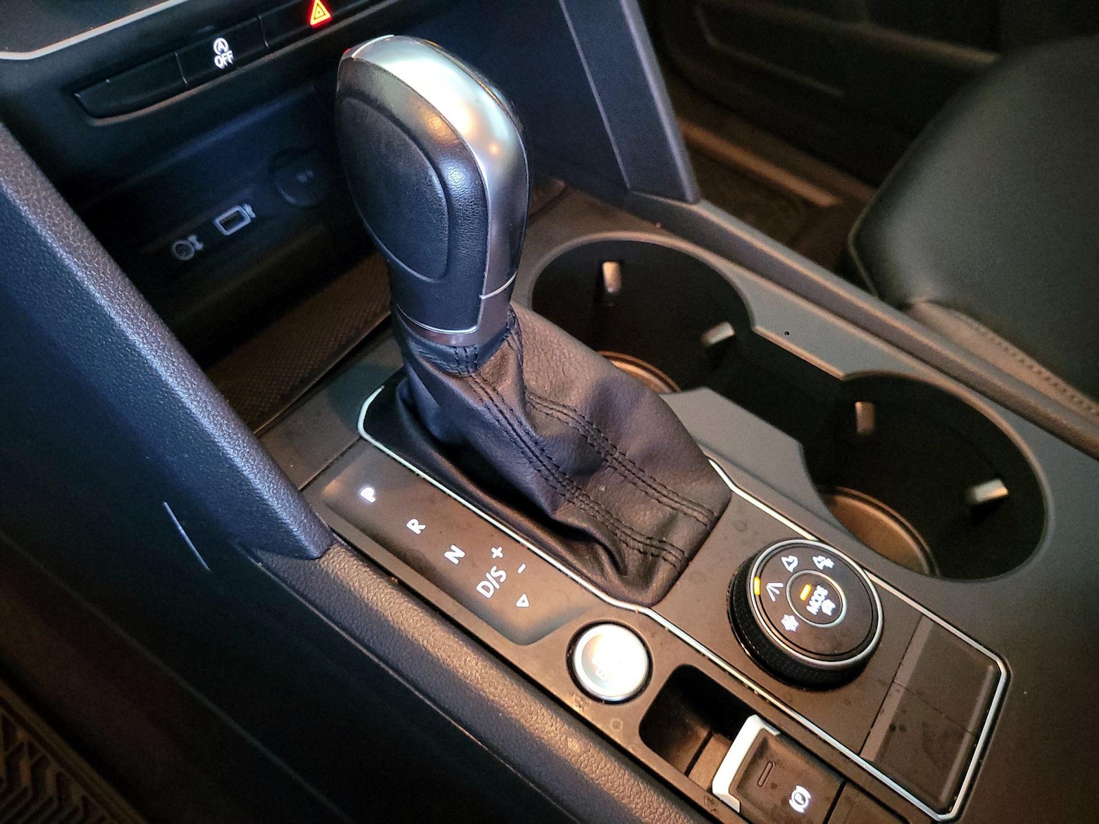 2019 Volkswagen Atlas SE w/Tech - Photo 18