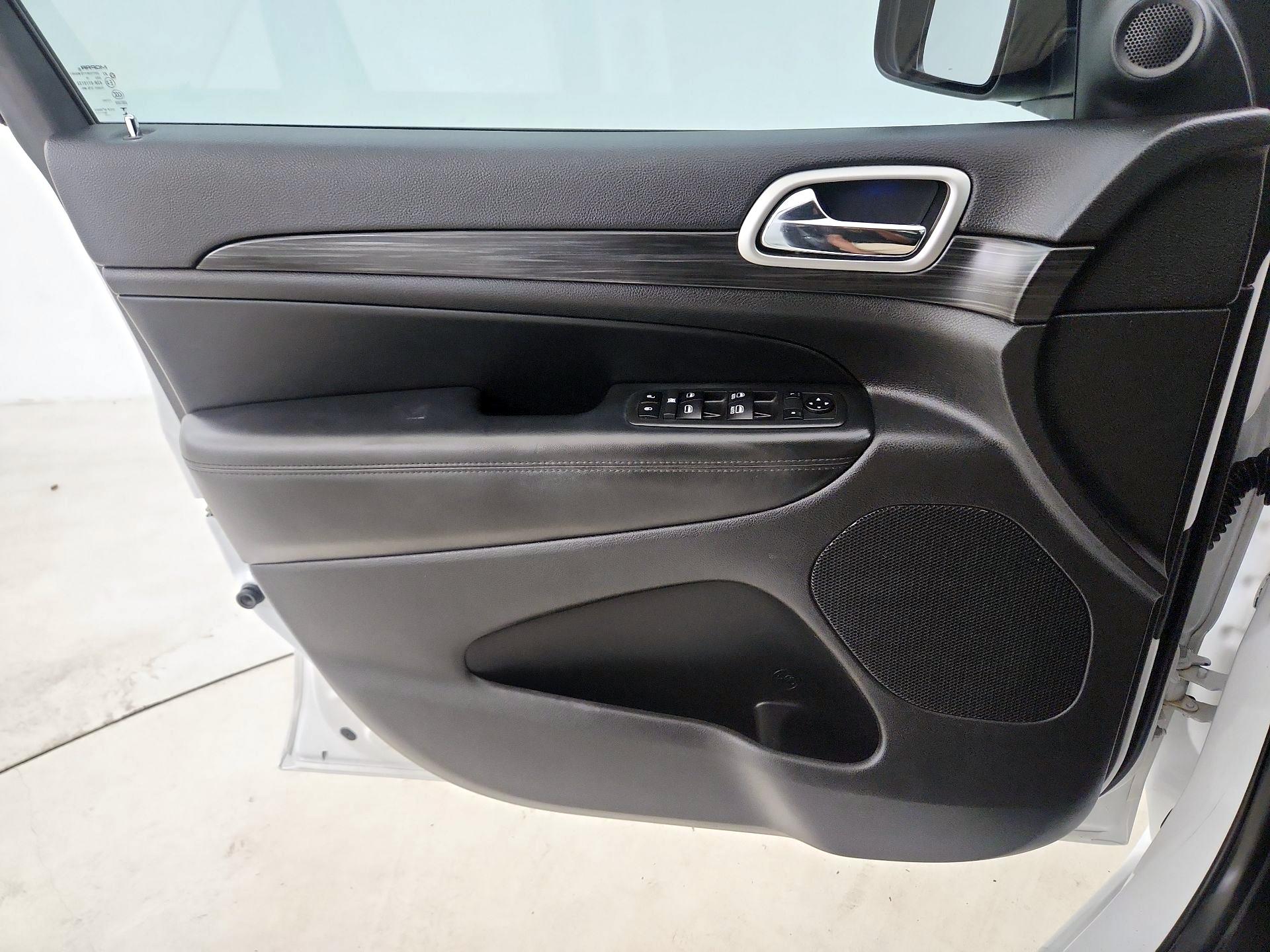 Thumbnail: 2019 Jeep Grand Cherokee - 12