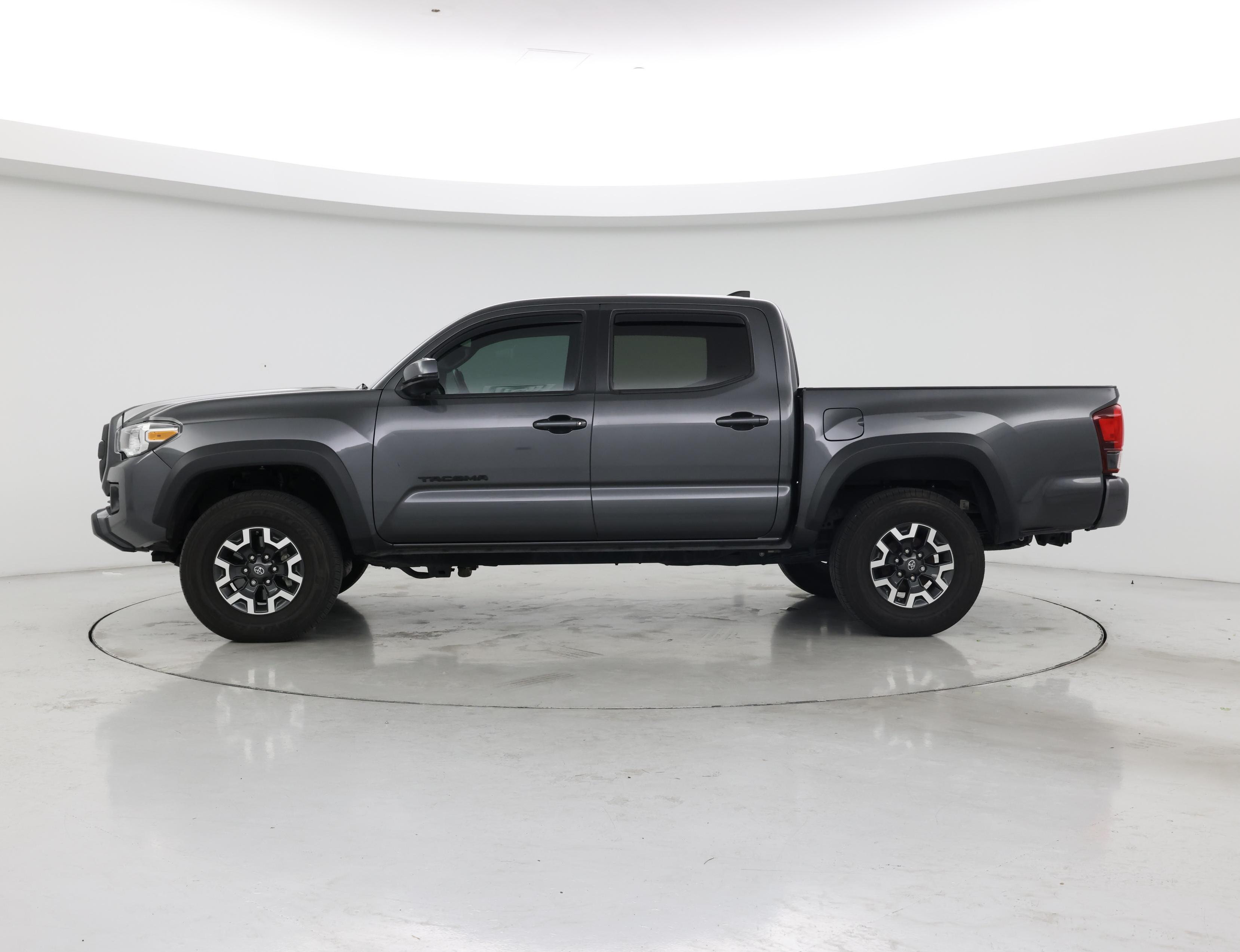 Thumbnail: 2019 Toyota Tacoma - 3