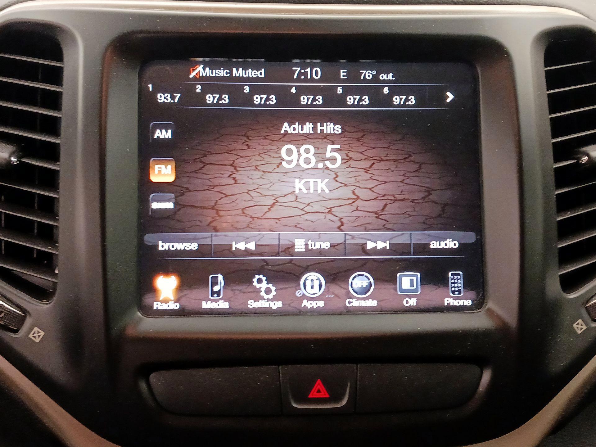 Thumbnail: 2016 Jeep Cherokee - 15
