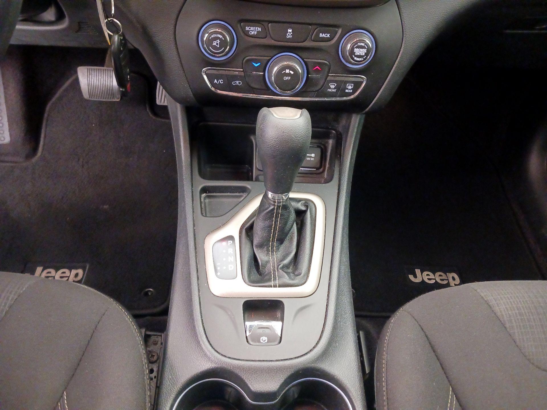 Thumbnail: 2016 Jeep Cherokee - 17
