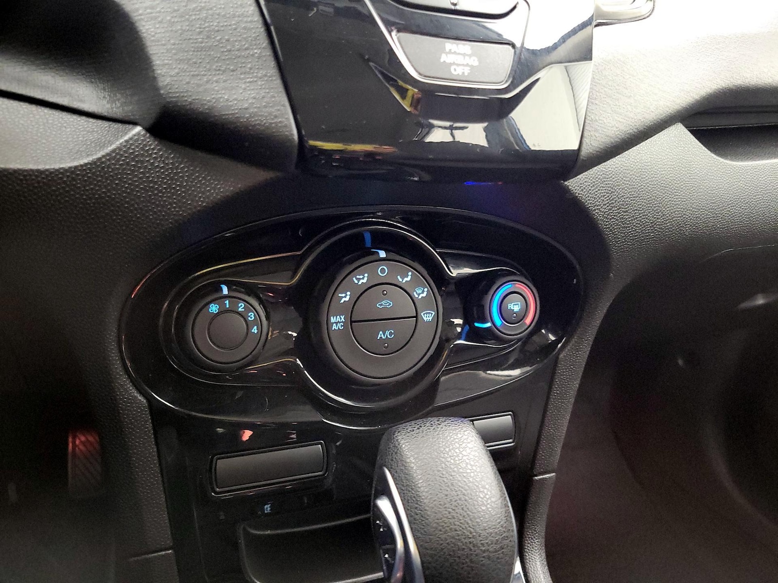 2018 Ford Fiesta SE - Photo 17