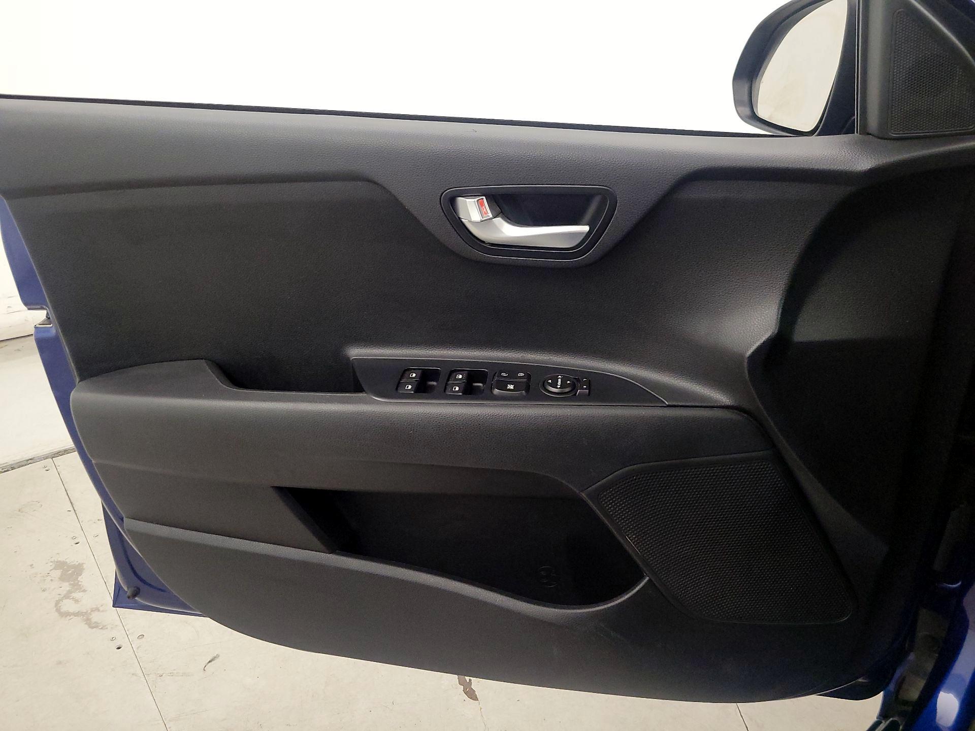 Thumbnail: 2019 Kia Rio - 12