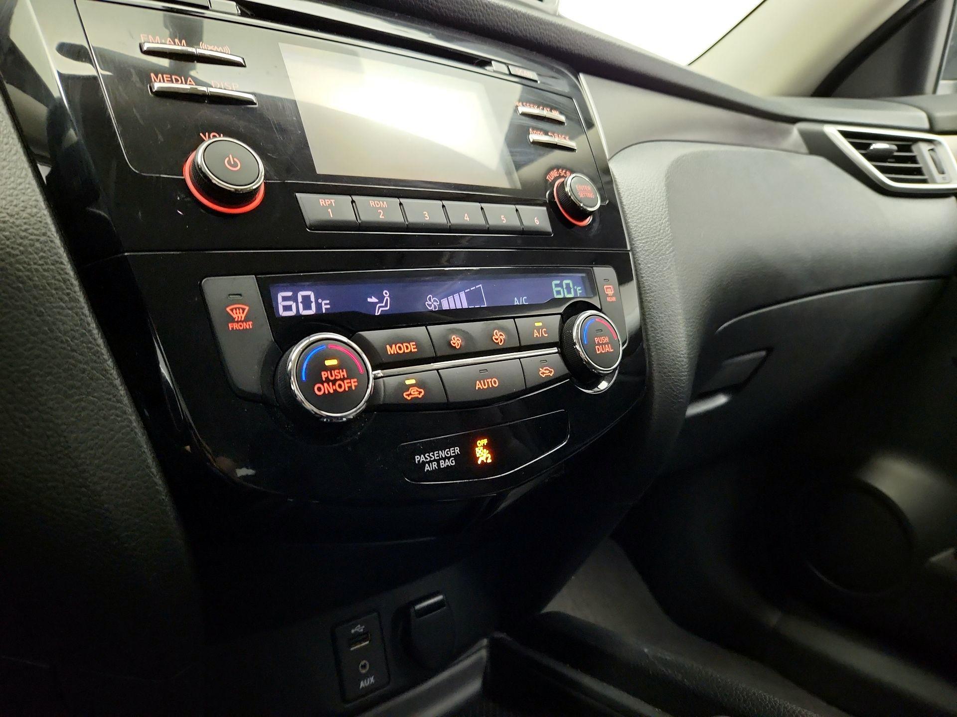 Thumbnail: 2015 Nissan Rogue - 16