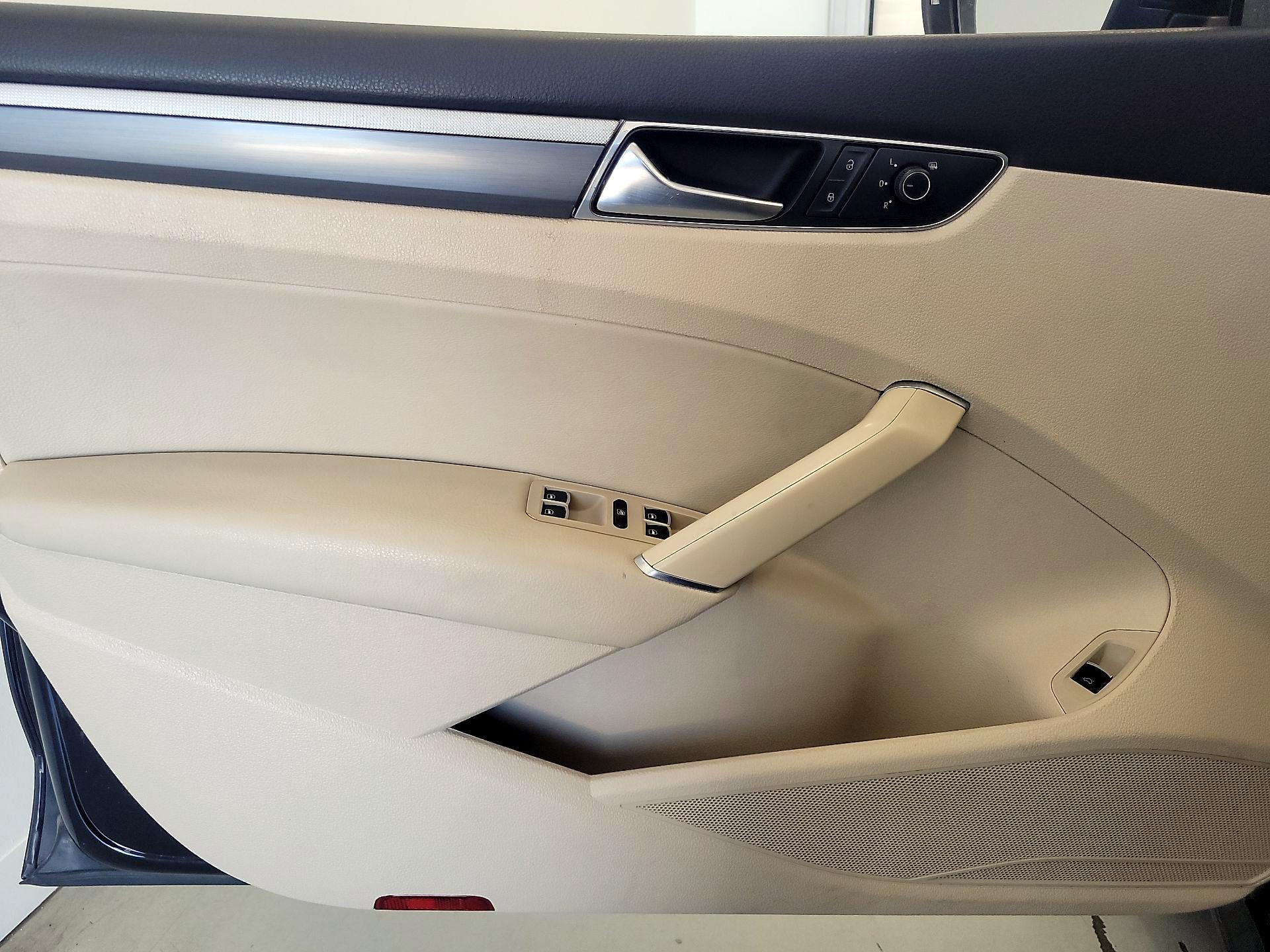 Thumbnail: 2017 Volkswagen Passat - 12