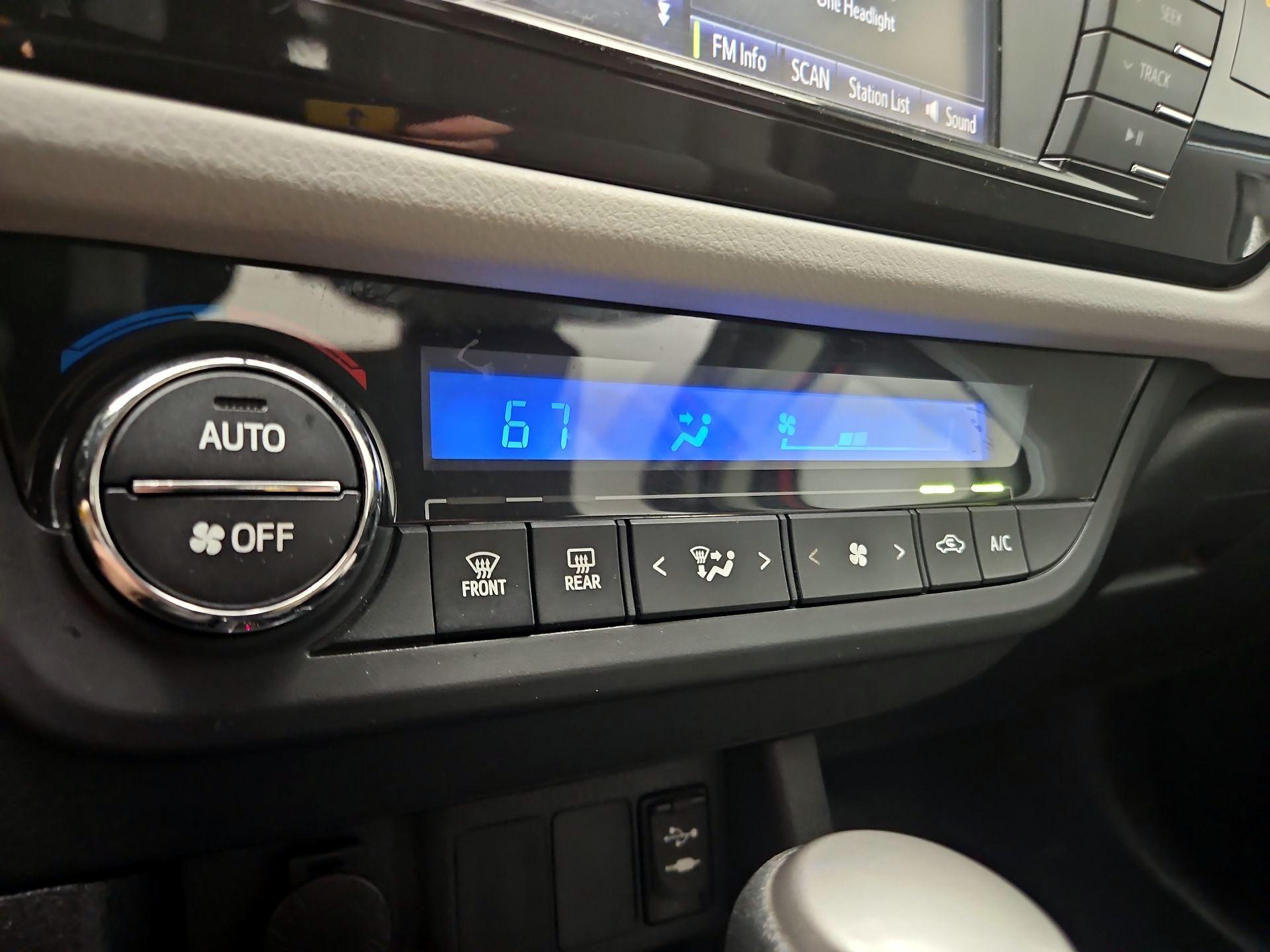 Thumbnail: 2014 Toyota Corolla - 16