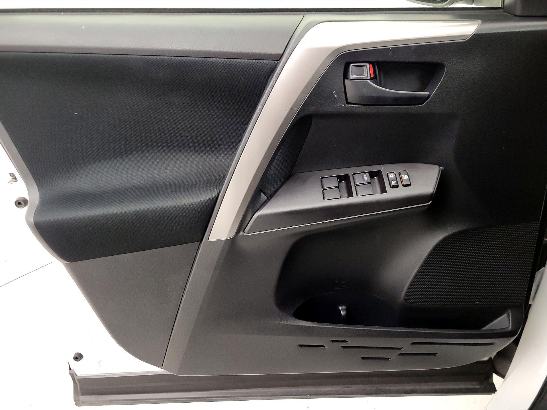 Thumbnail: 2016 Toyota RAV4 - 12