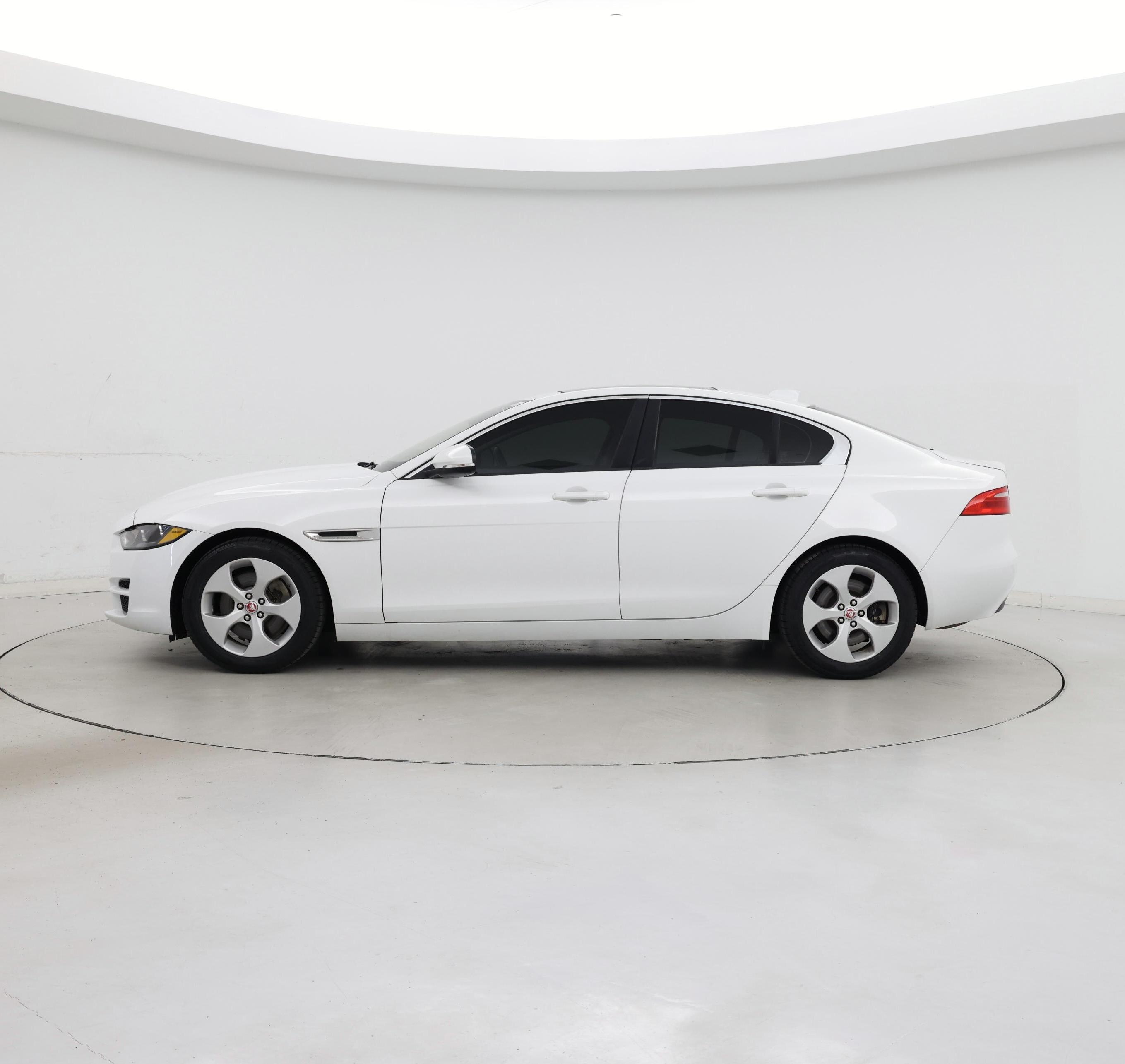 Thumbnail: 2018 Jaguar XE - 3