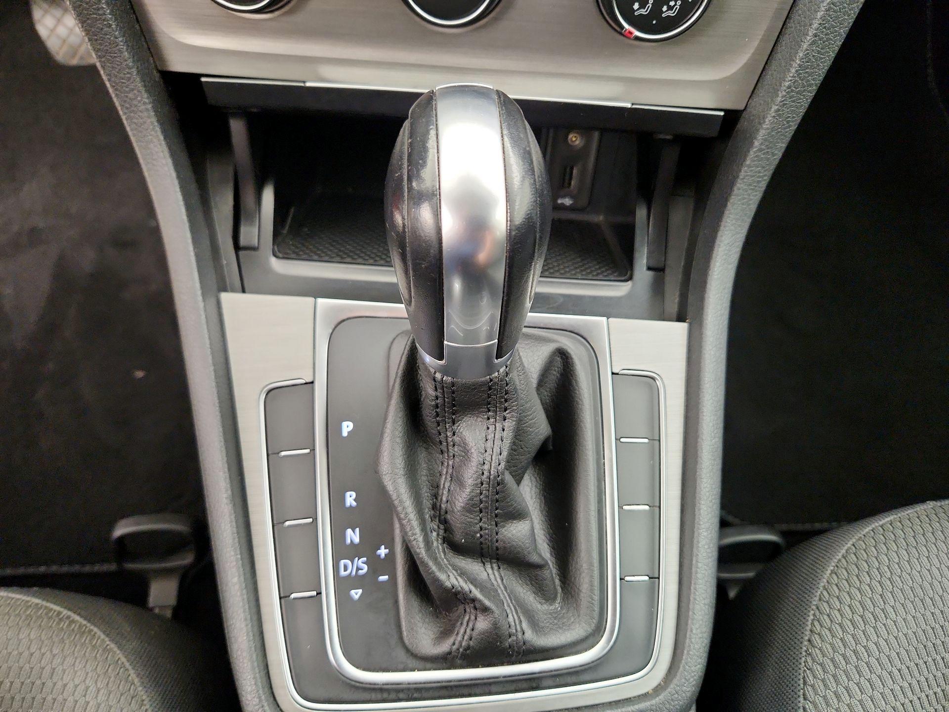 Thumbnail: 2016 Volkswagen Golf - 17