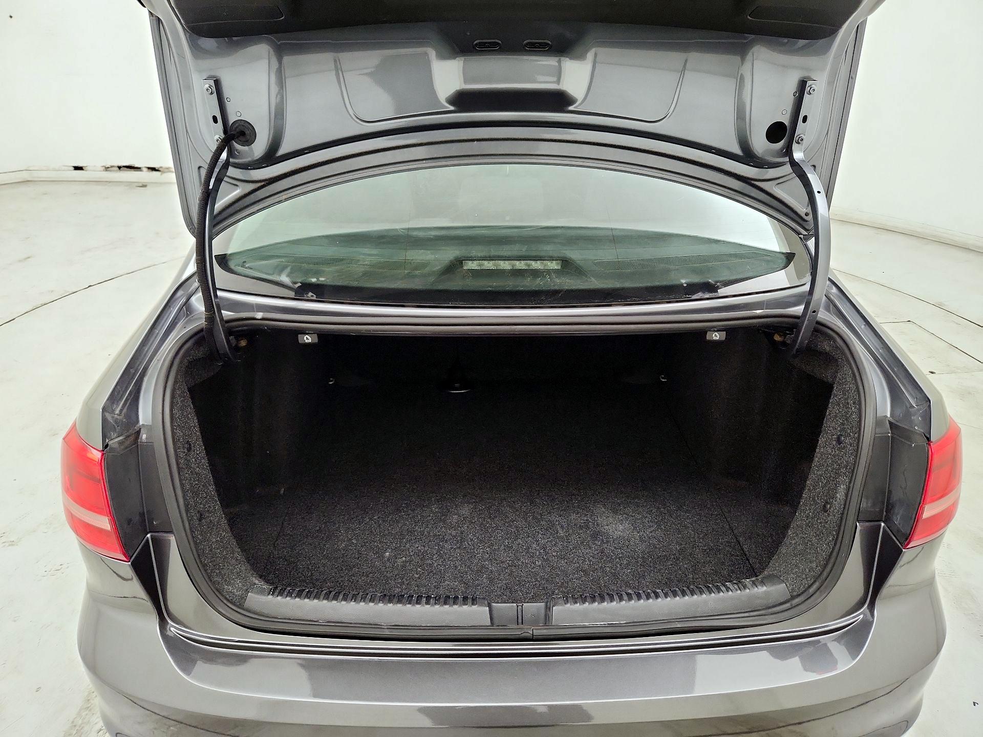 Thumbnail: 2015 Volkswagen Jetta - 19