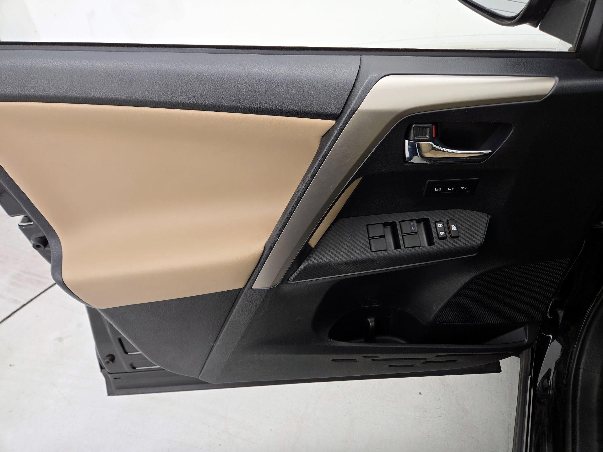 Thumbnail: 2015 Toyota RAV4 - 12