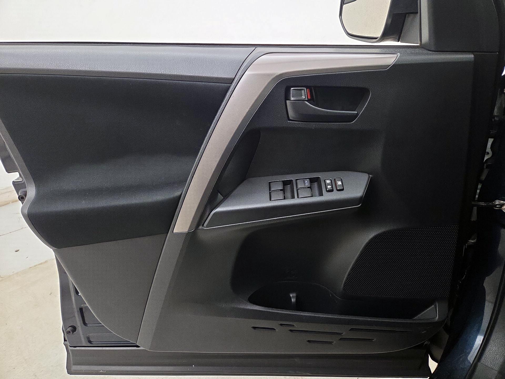 Thumbnail: 2018 Toyota RAV4 - 12