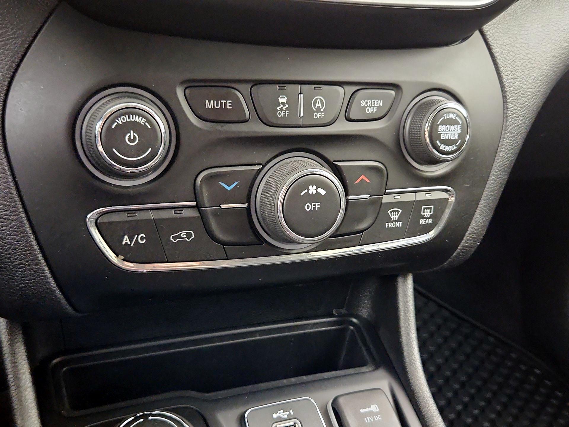 Thumbnail: 2020 Jeep Cherokee - 16