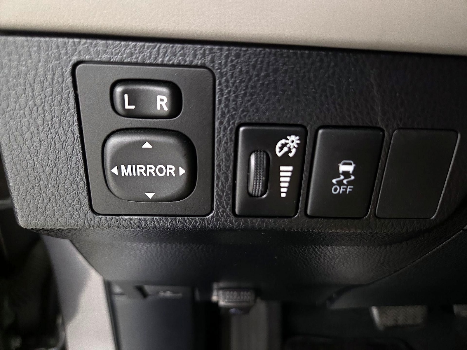 2014 Toyota RAV4 LE - Photo 14