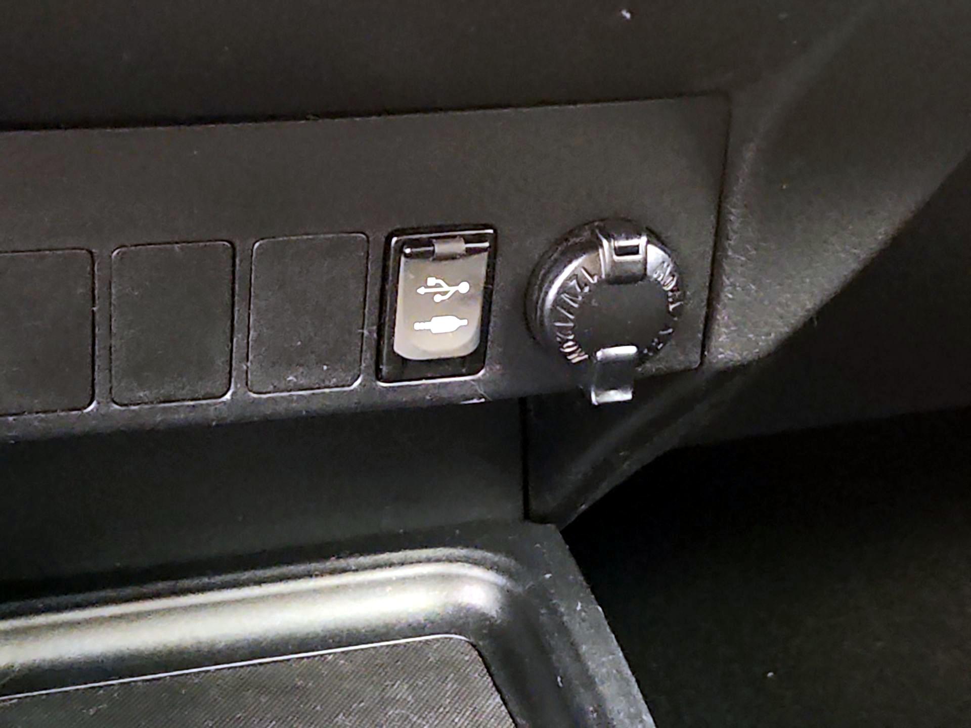 Thumbnail: 2018 Toyota RAV4 - 18