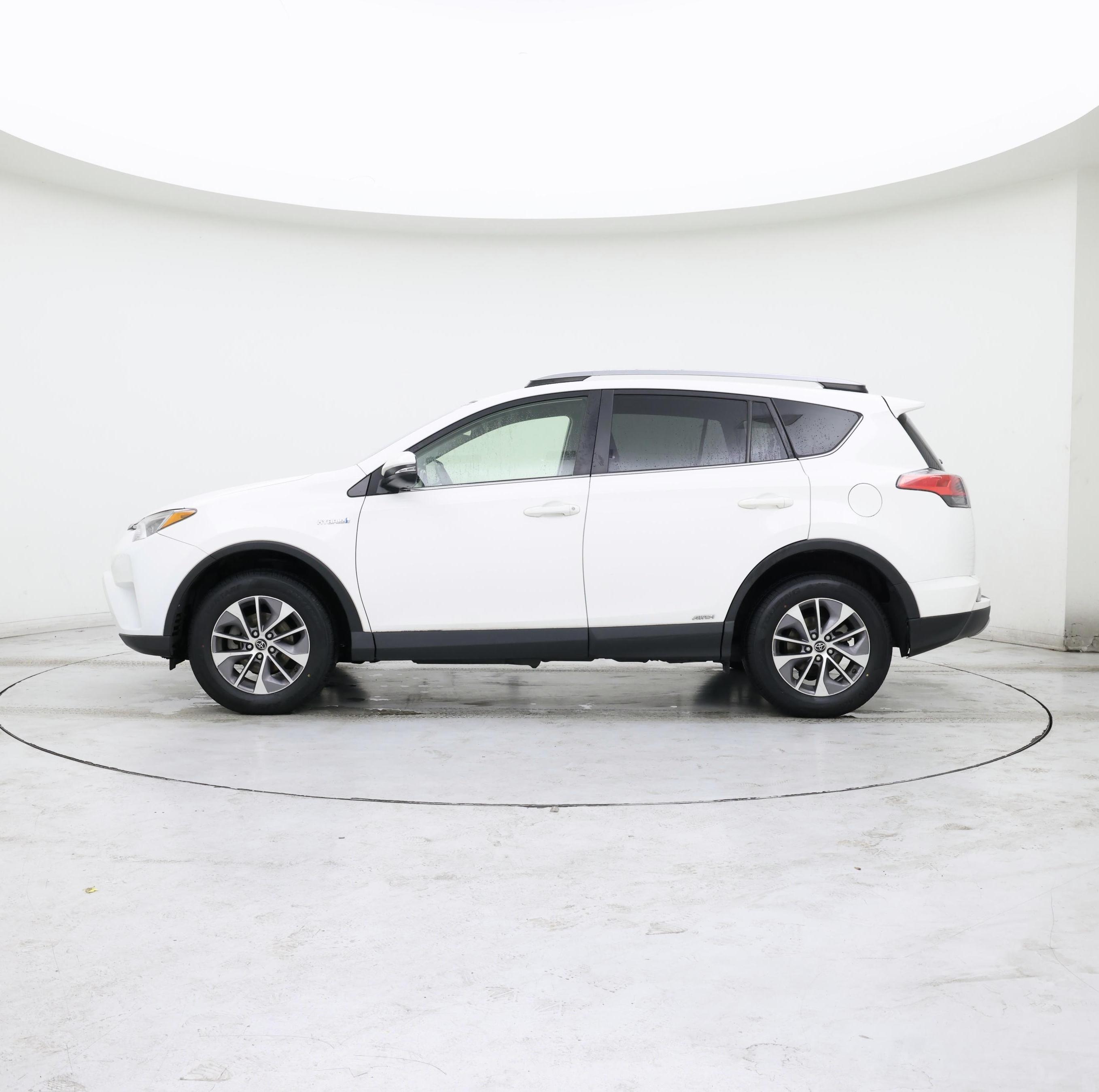 Thumbnail: 2018 Toyota RAV4 - 3