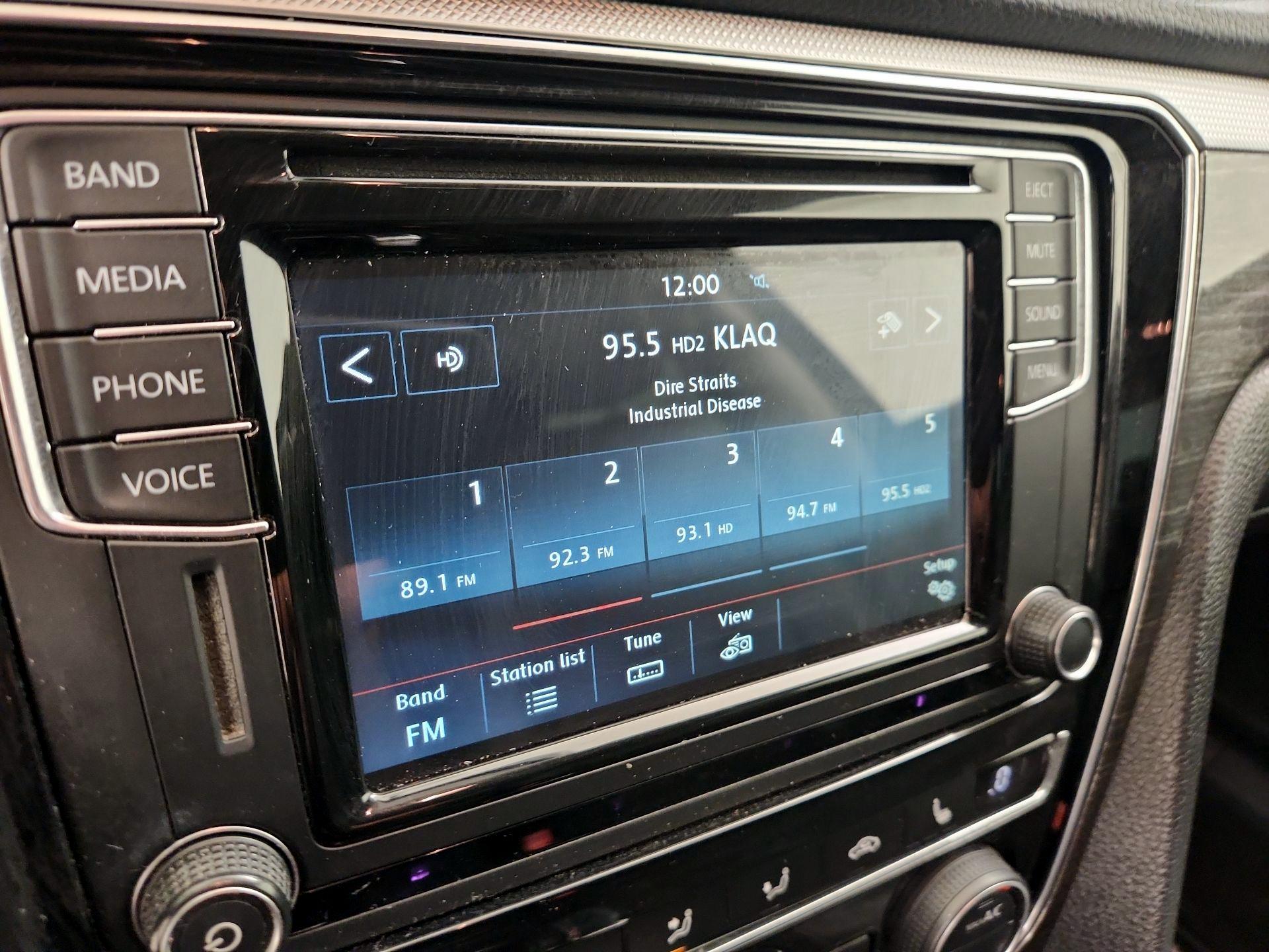 Thumbnail: 2017 Volkswagen Passat - 15