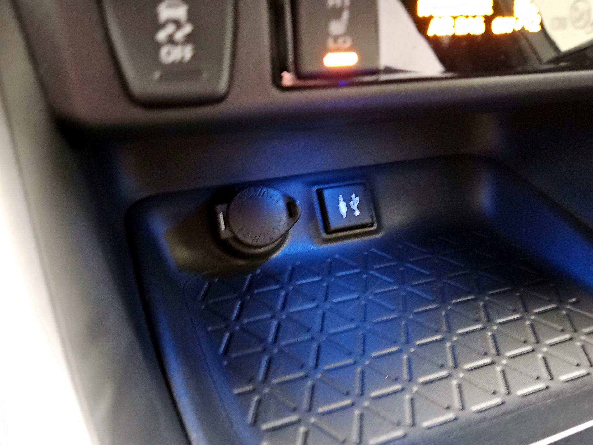 Thumbnail: 2019 Toyota RAV4 - 19