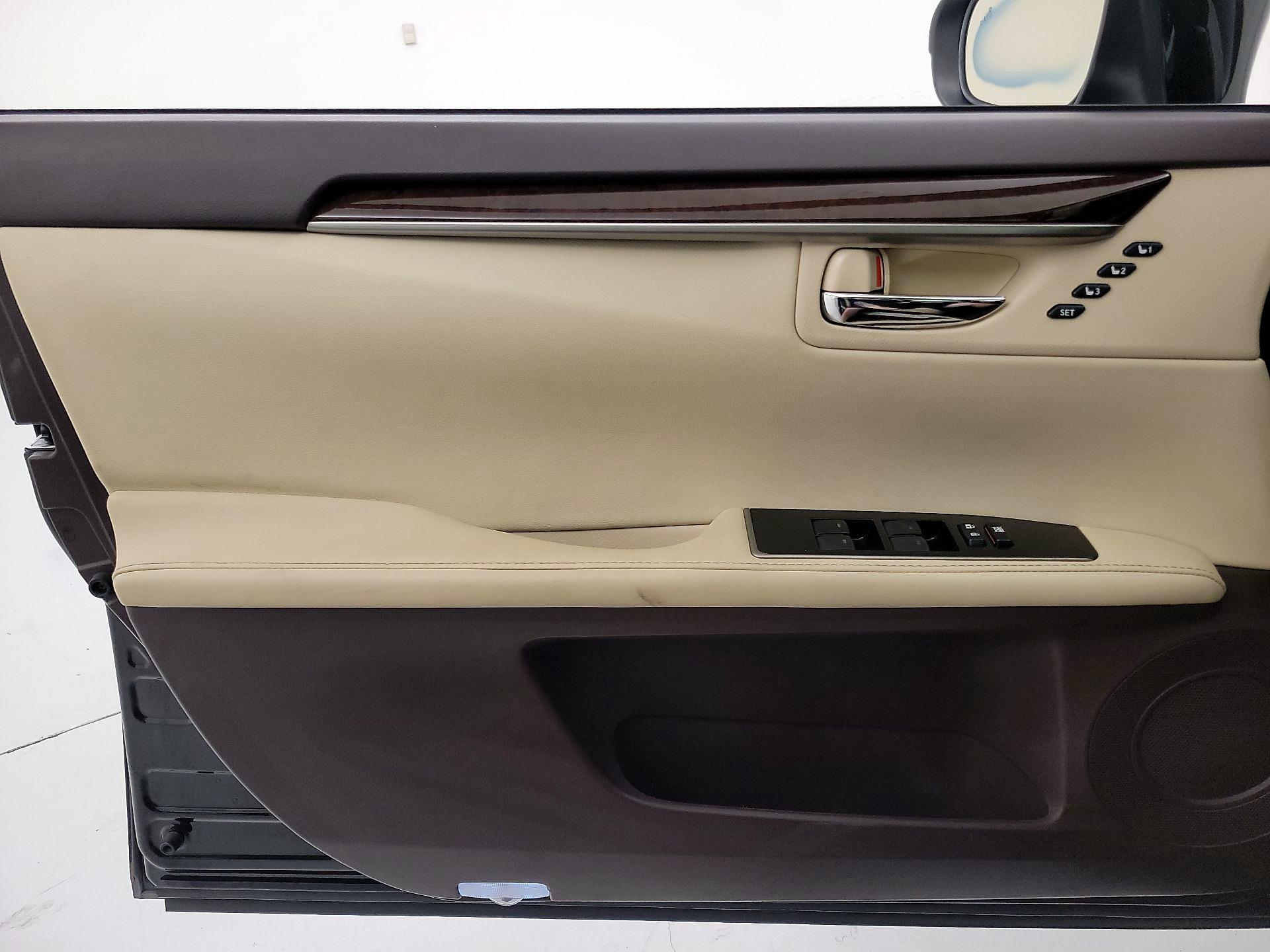 Thumbnail: 2017 Lexus ES - 12