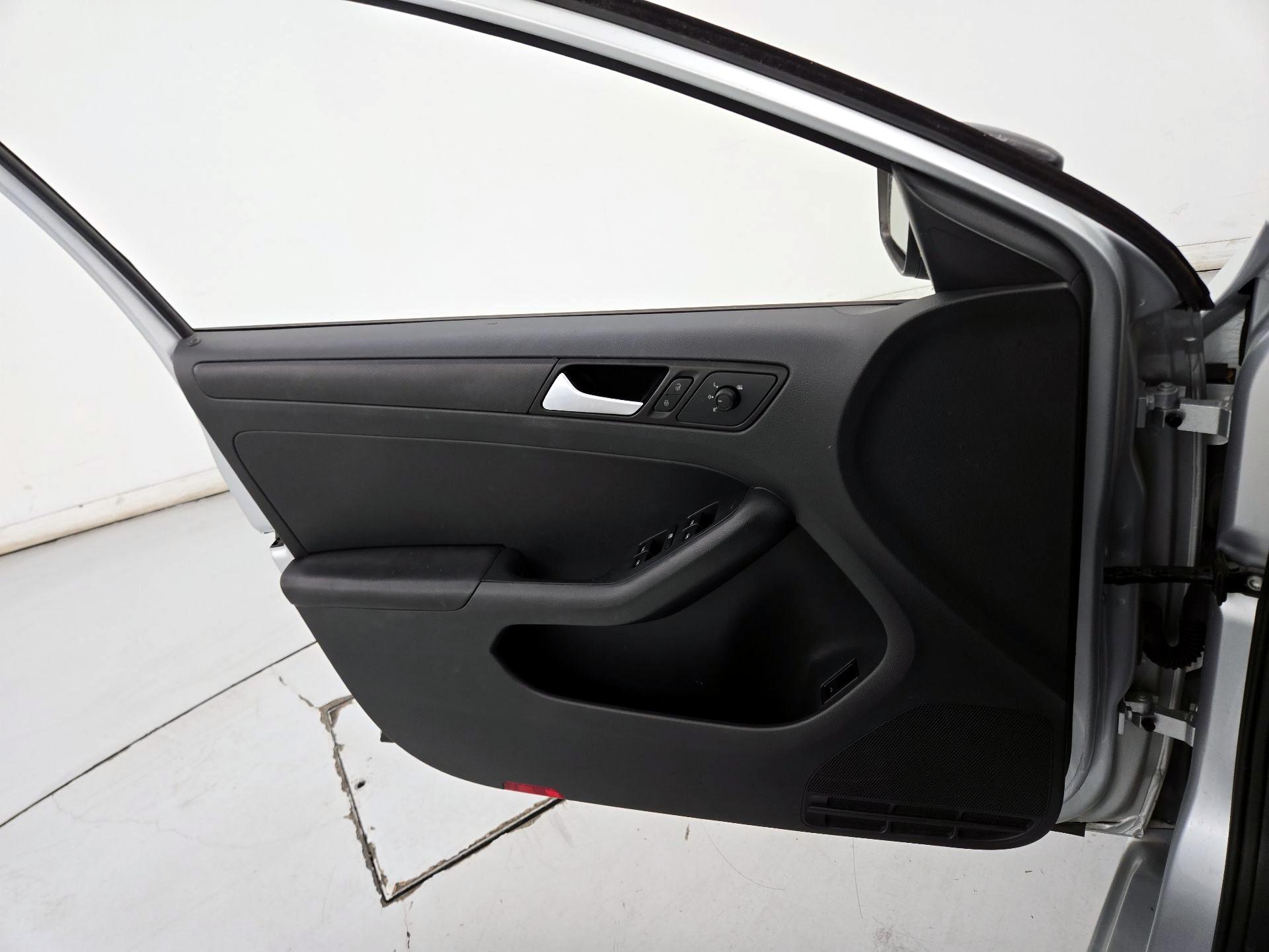 Thumbnail: 2015 Volkswagen Jetta - 12