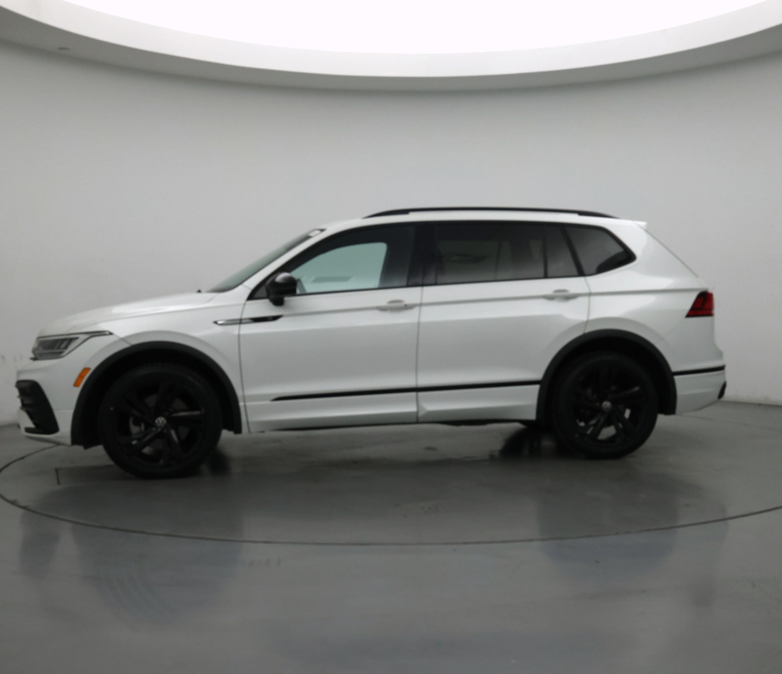 Thumbnail: 2023 Volkswagen Tiguan - 3