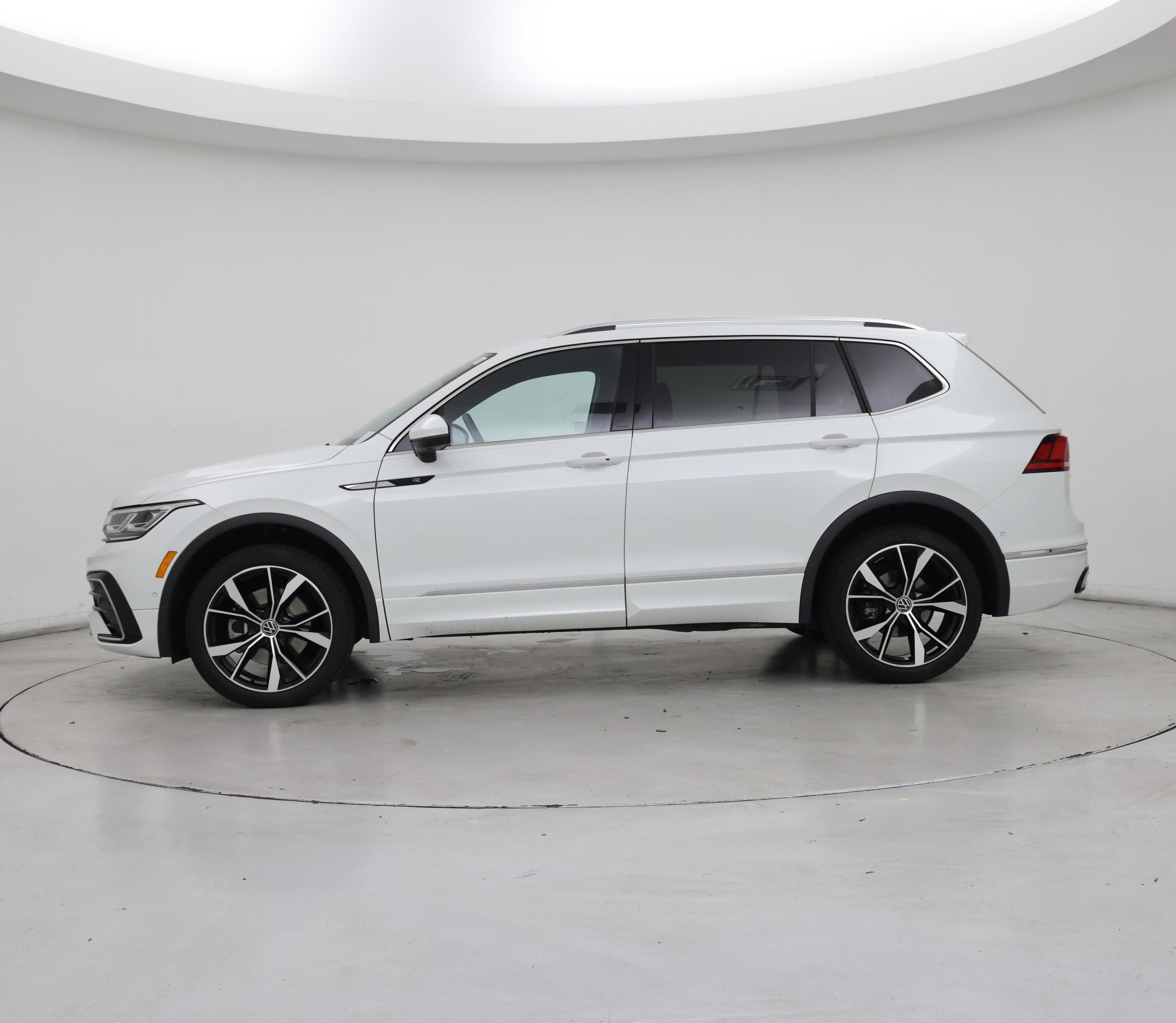 Thumbnail: 2022 Volkswagen Tiguan - 3