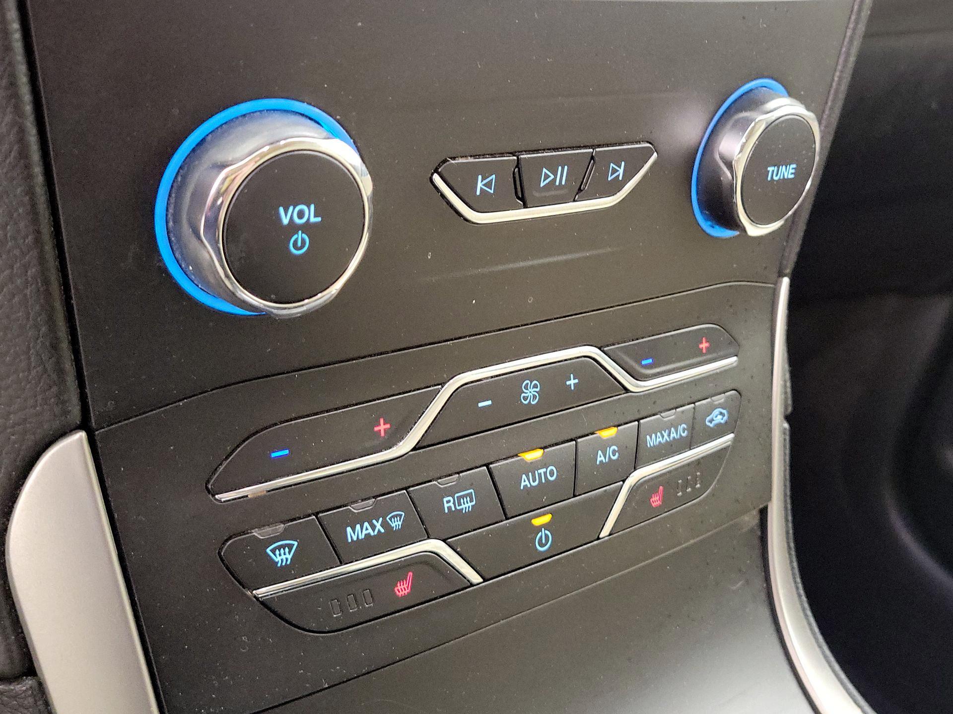 Thumbnail: 2020 Ford Edge - 16