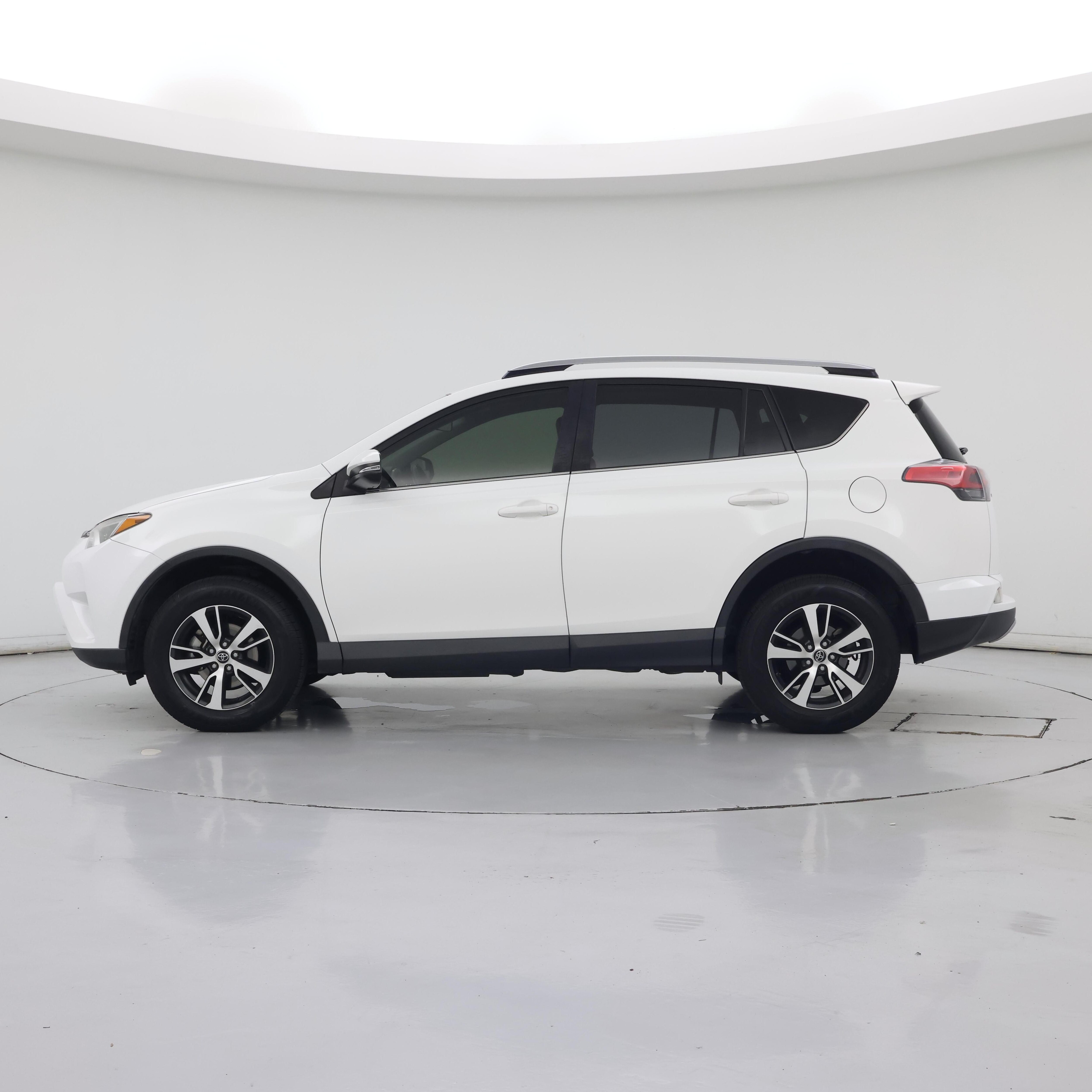 Thumbnail: 2017 Toyota RAV4 - 3