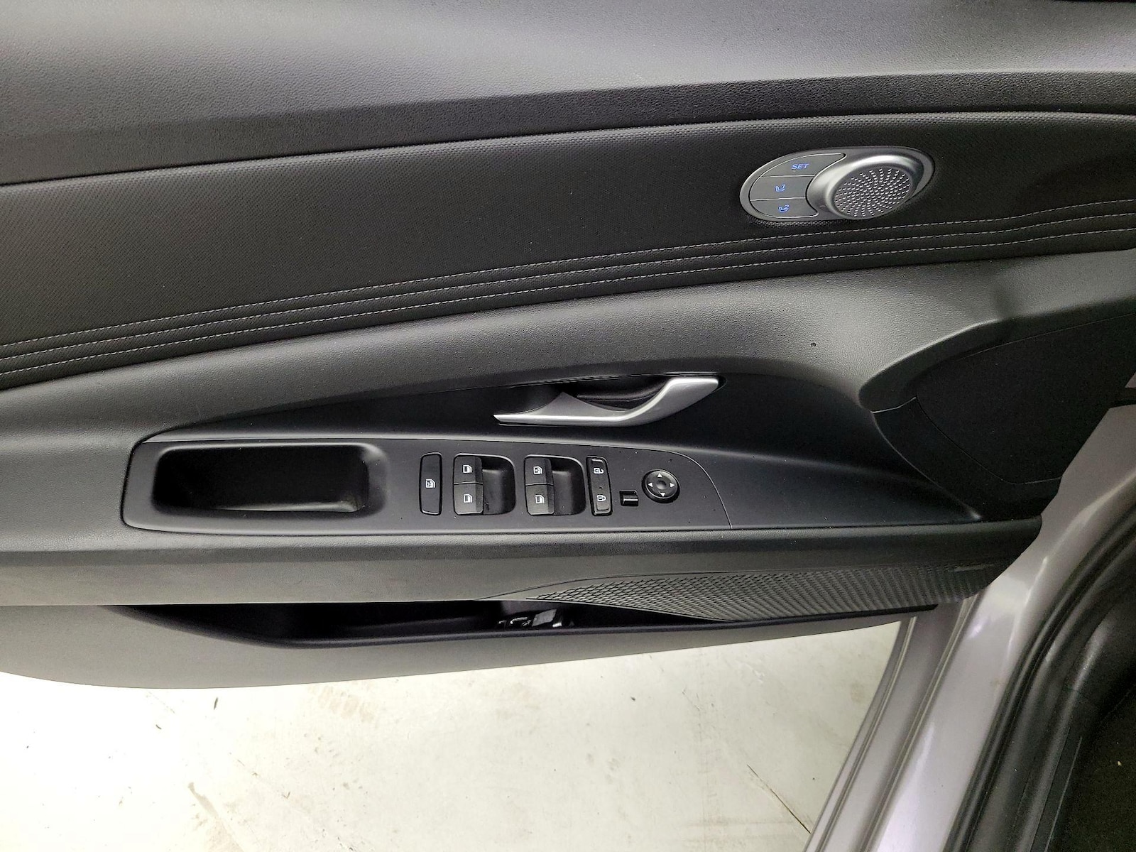 2023 Hyundai Elantra Limited - Photo 13
