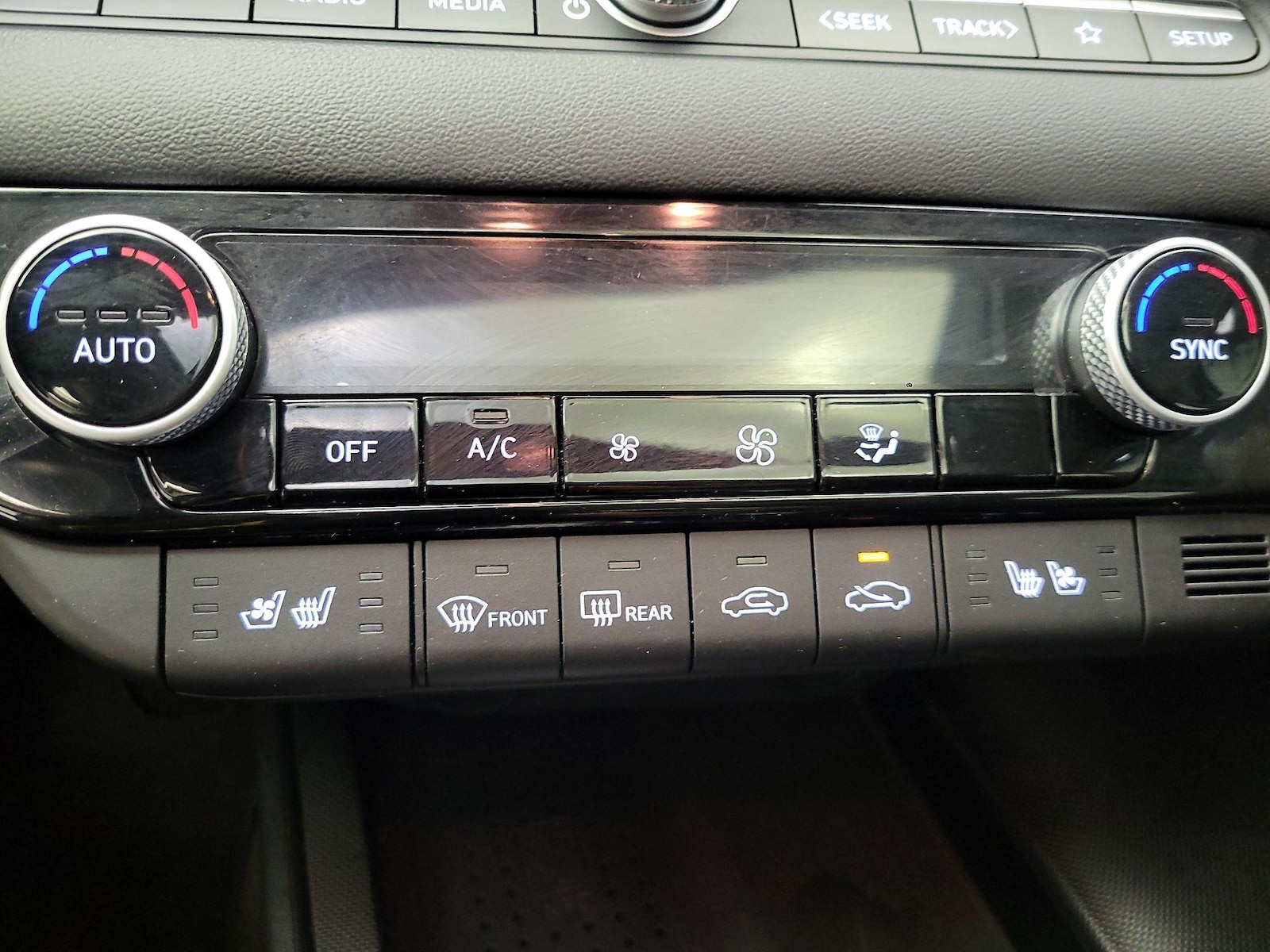 2023 Hyundai Elantra Limited - Photo 18