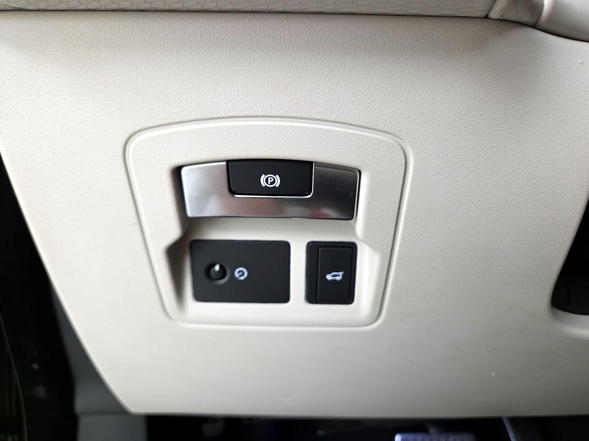 Thumbnail: 2018 Land Rover Range Rover Velar - 13