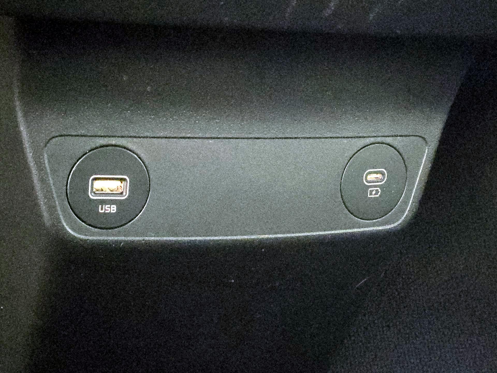 Thumbnail: 2022 Kia EV6 - 19