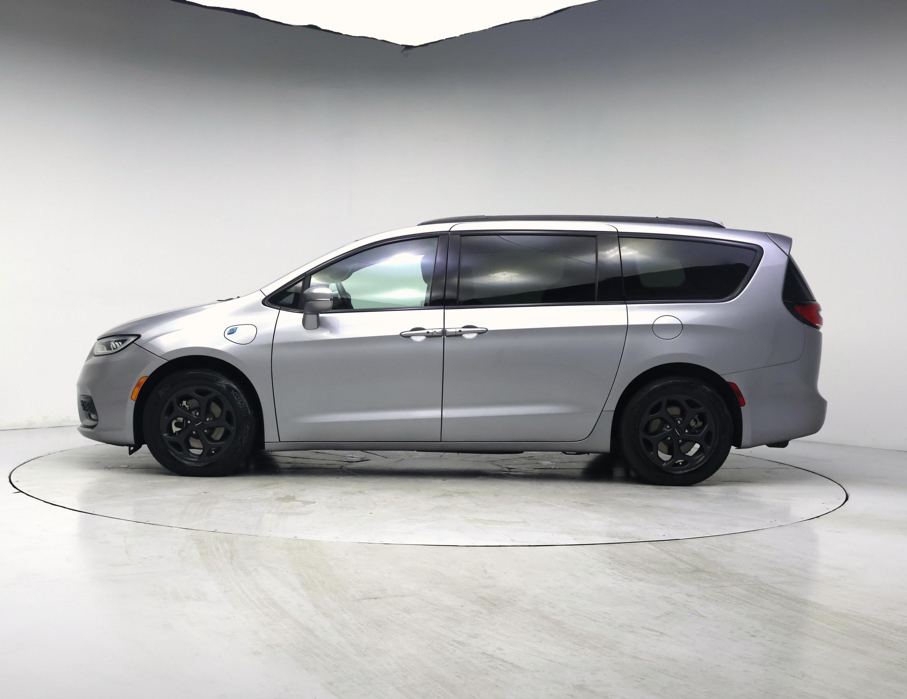 Thumbnail: 2021 Chrysler Pacifica - 3