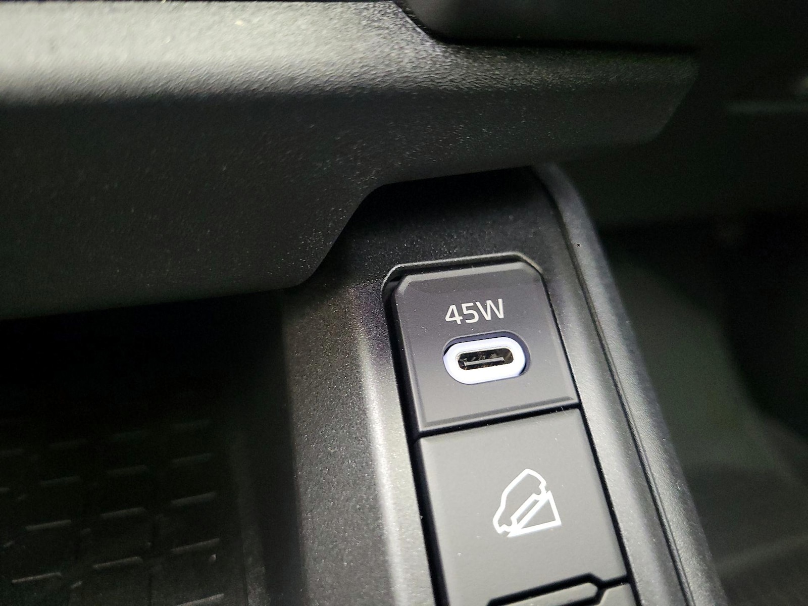 2026 Toyota RAV4 XSE - Photo 19