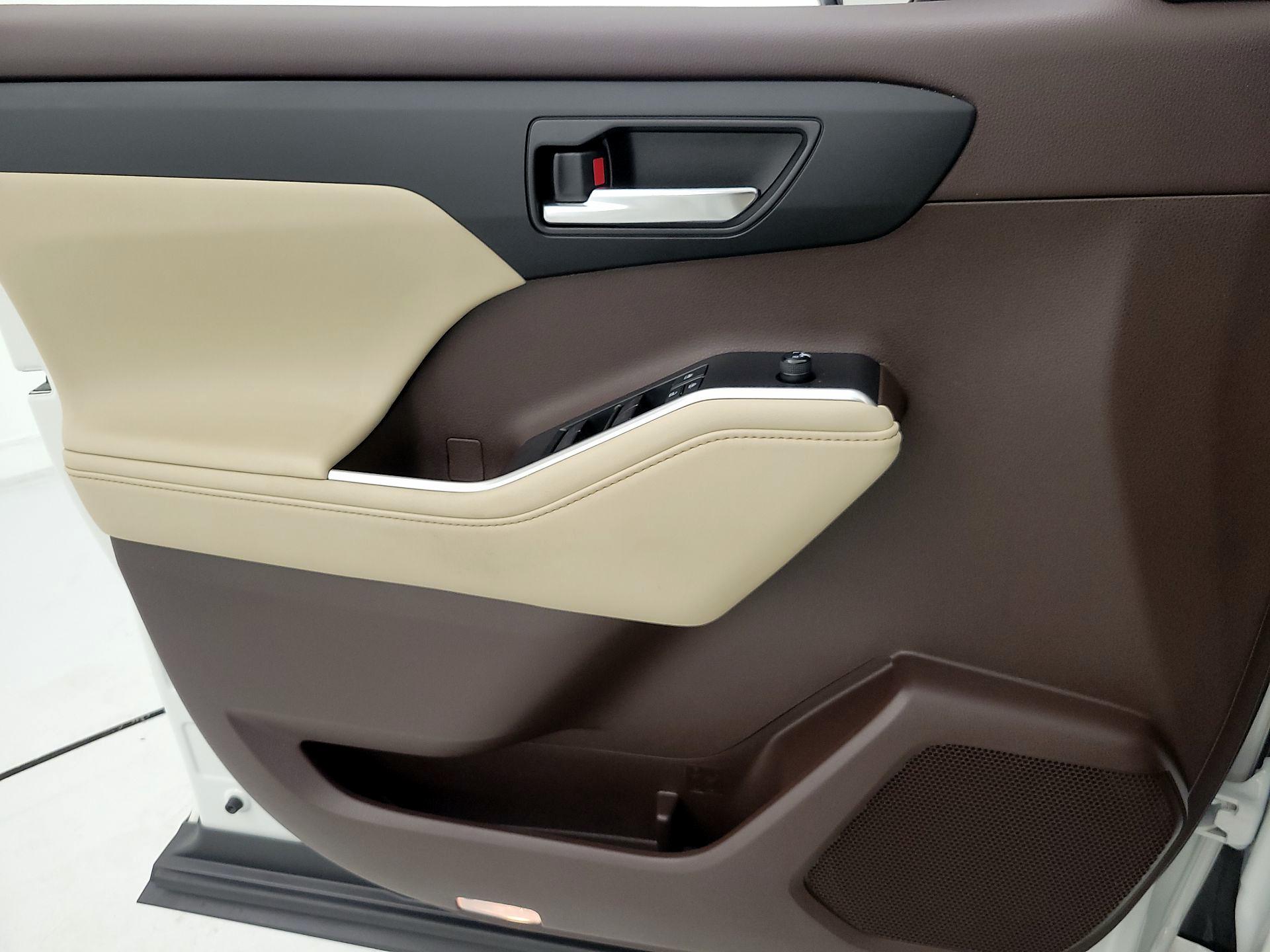 Thumbnail: 2021 Toyota Highlander - 12