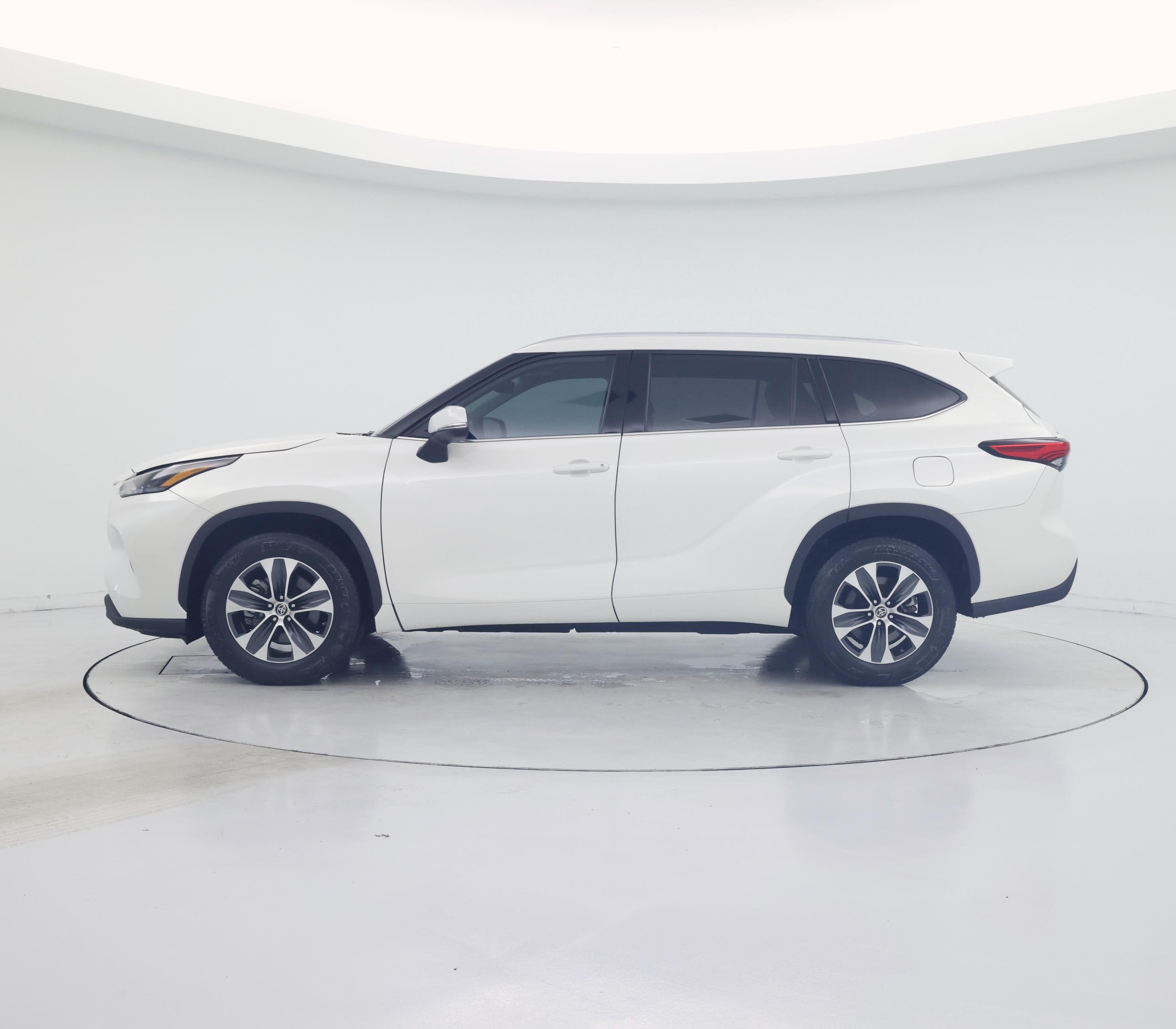 Thumbnail: 2021 Toyota Highlander - 3