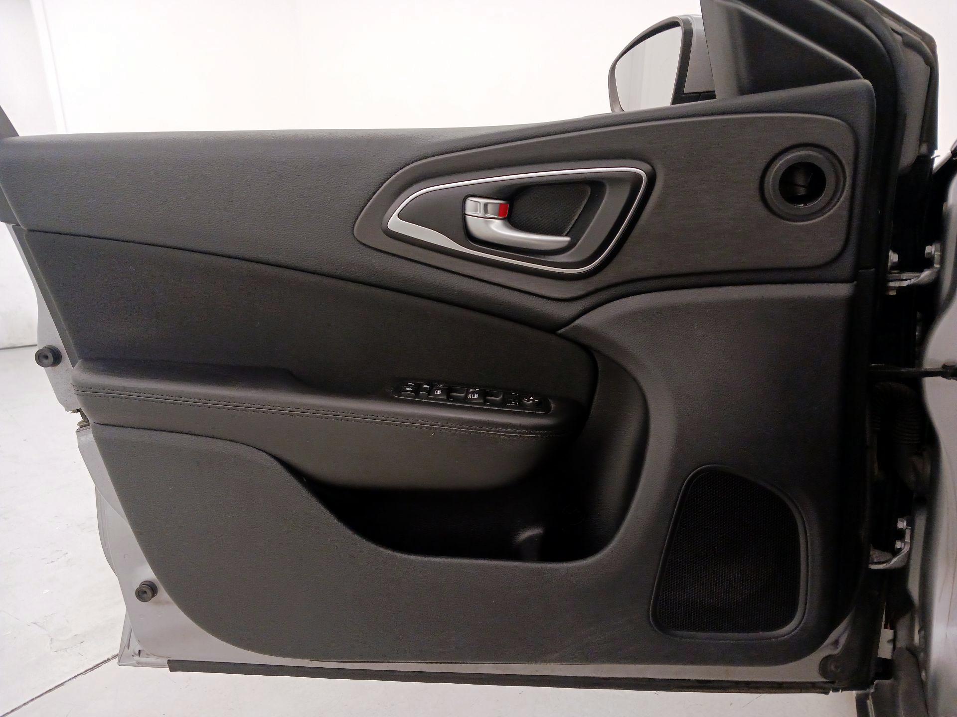 Thumbnail: 2016 Chrysler 200 - 12