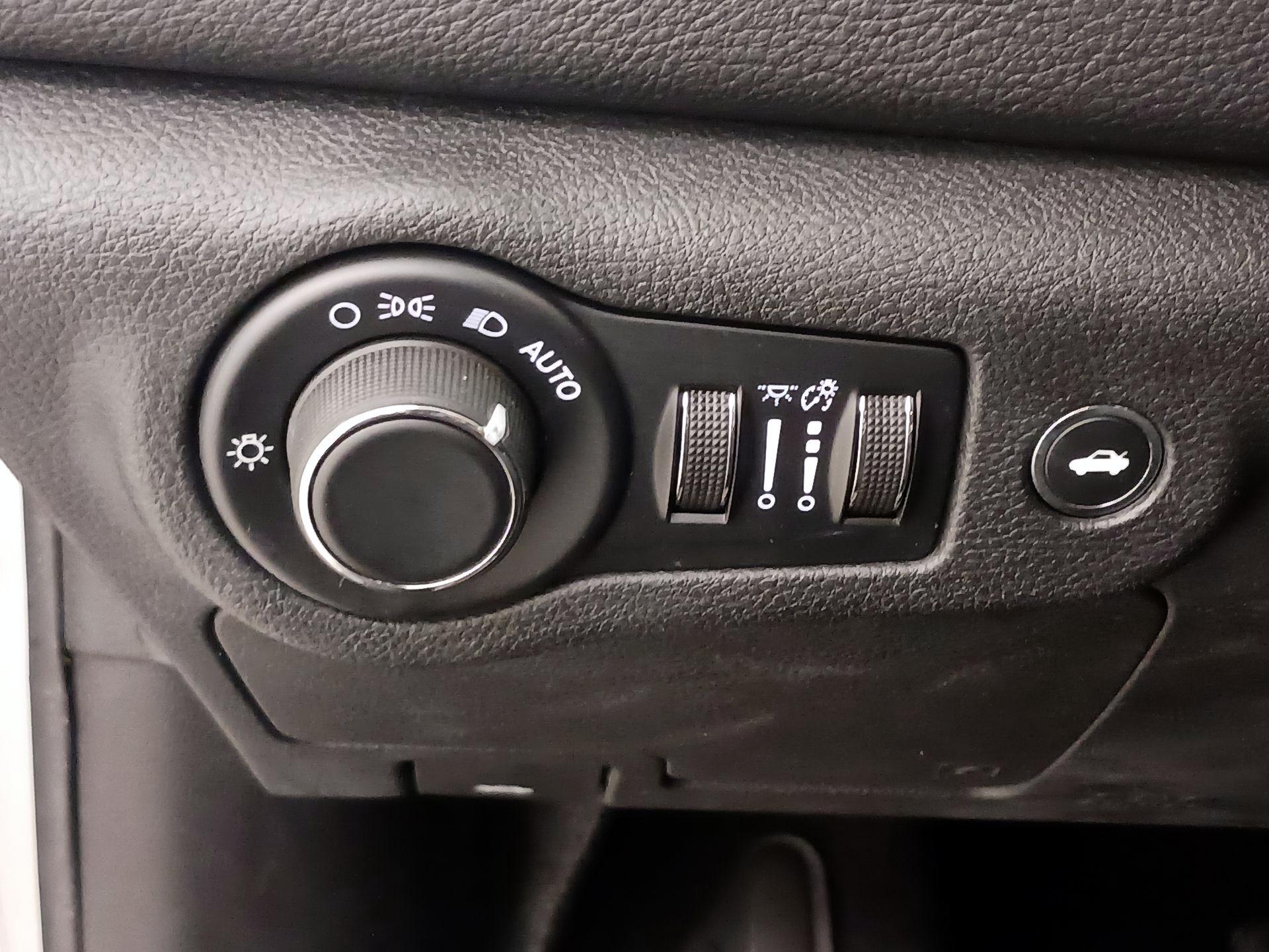 Thumbnail: 2016 Chrysler 200 - 13