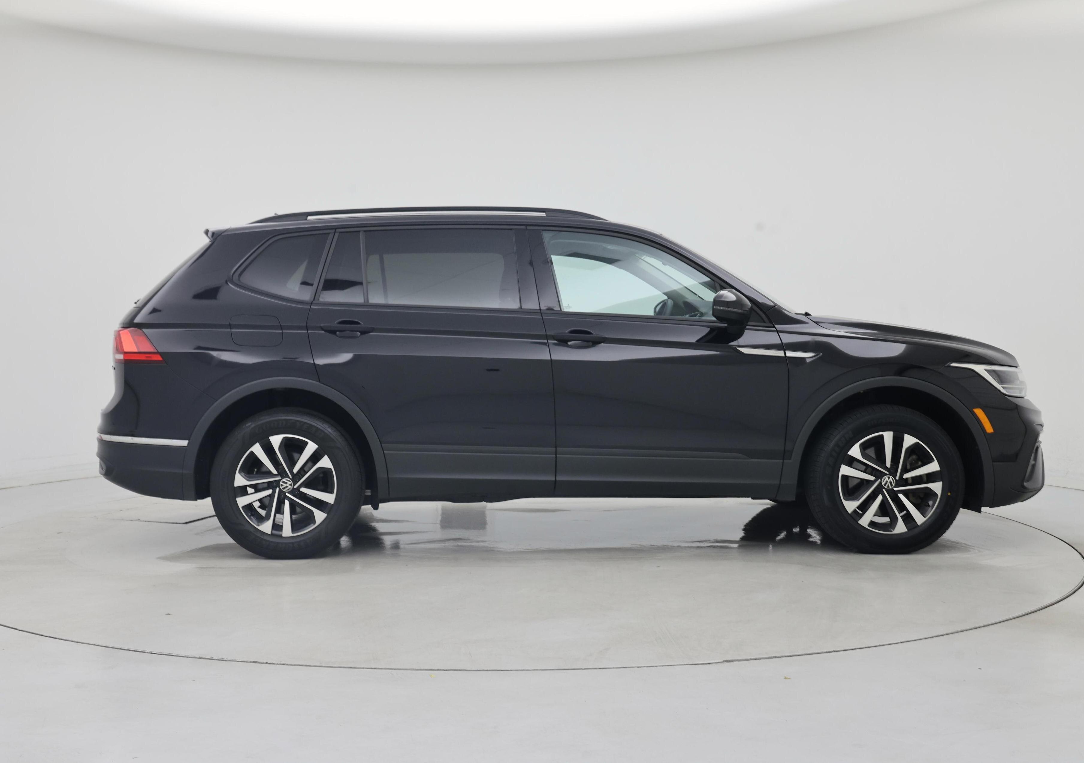 Thumbnail: 2023 Volkswagen Tiguan - 7