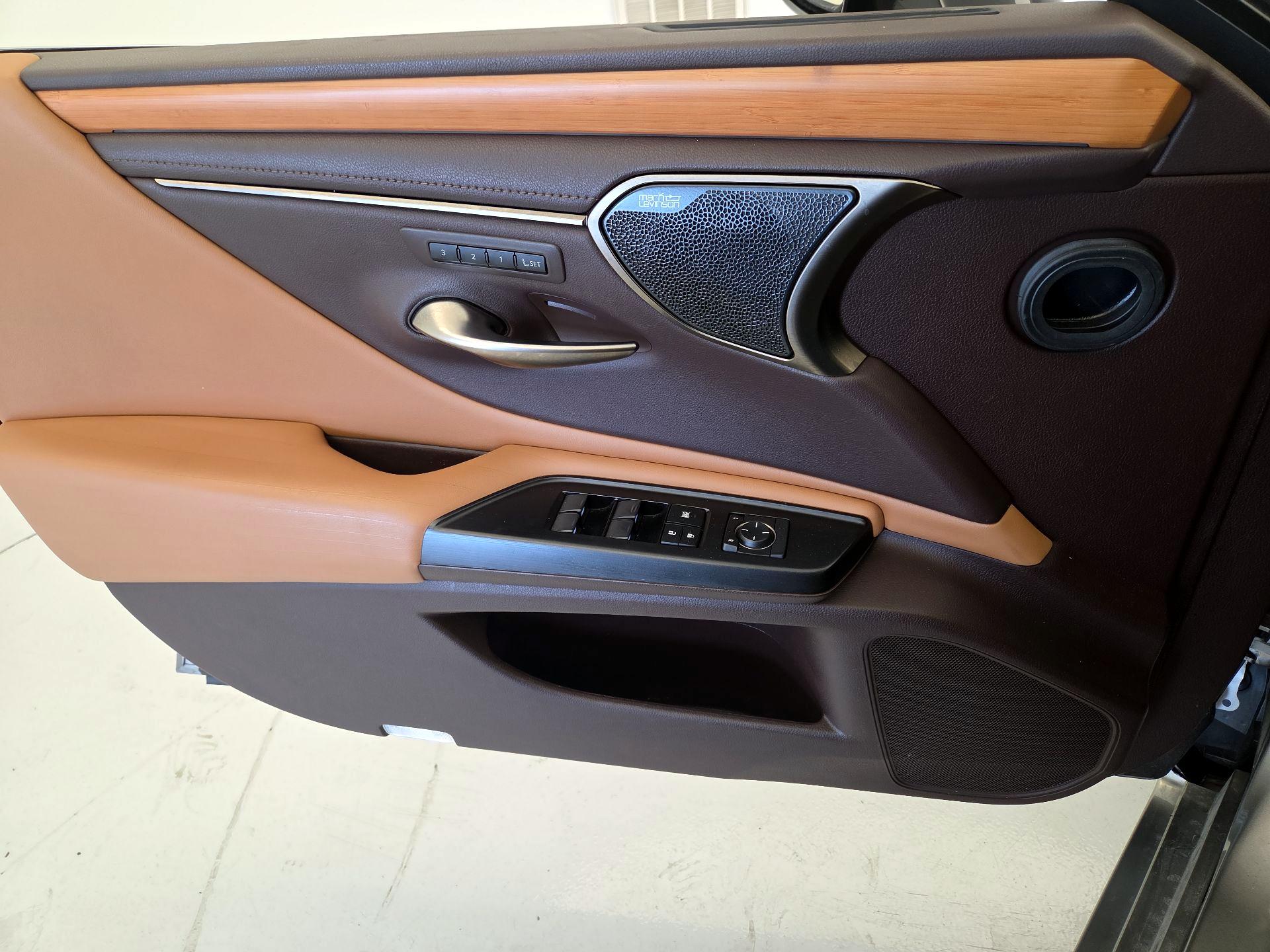Thumbnail: 2019 Lexus ES - 12