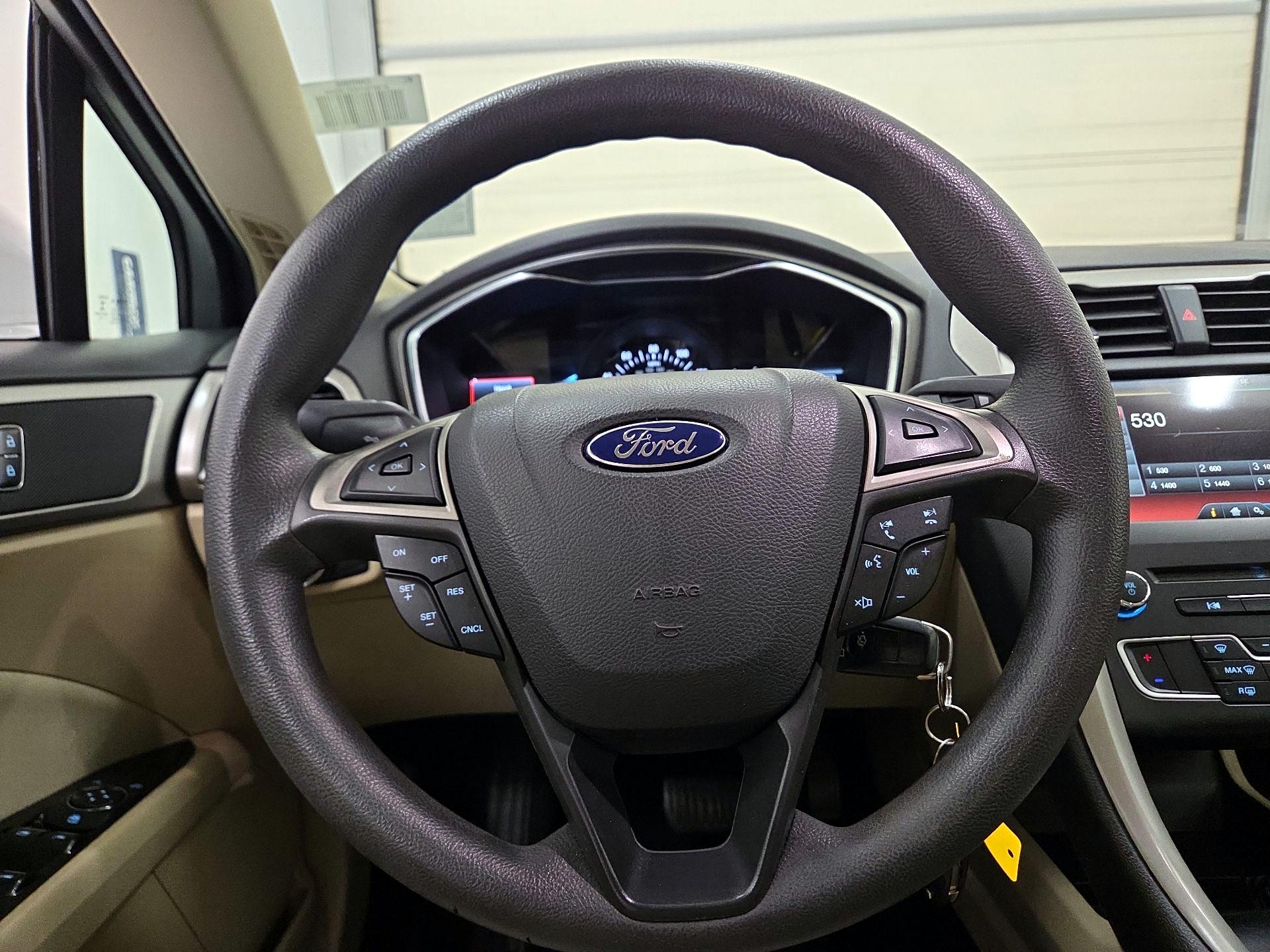 Thumbnail: 2016 Ford Fusion - 10